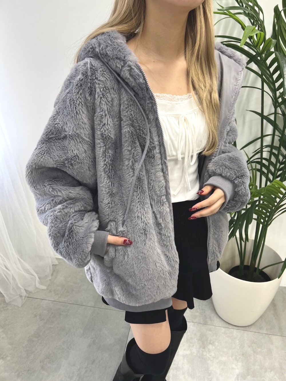 グレー系のブルゾン、ホワイト系のTシャツ/カットソーを着用したレディースの秋コーディネートの3枚目の写真