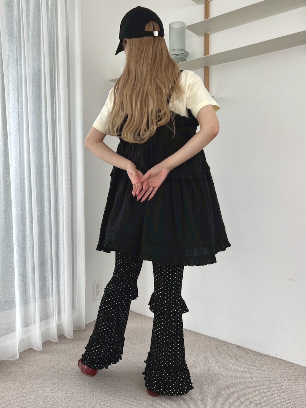 ブラック系のワンピース、ブラック系のその他パンツ、ブラック系のキャップを着用したレディースの夏コーディネートの3枚目の写真