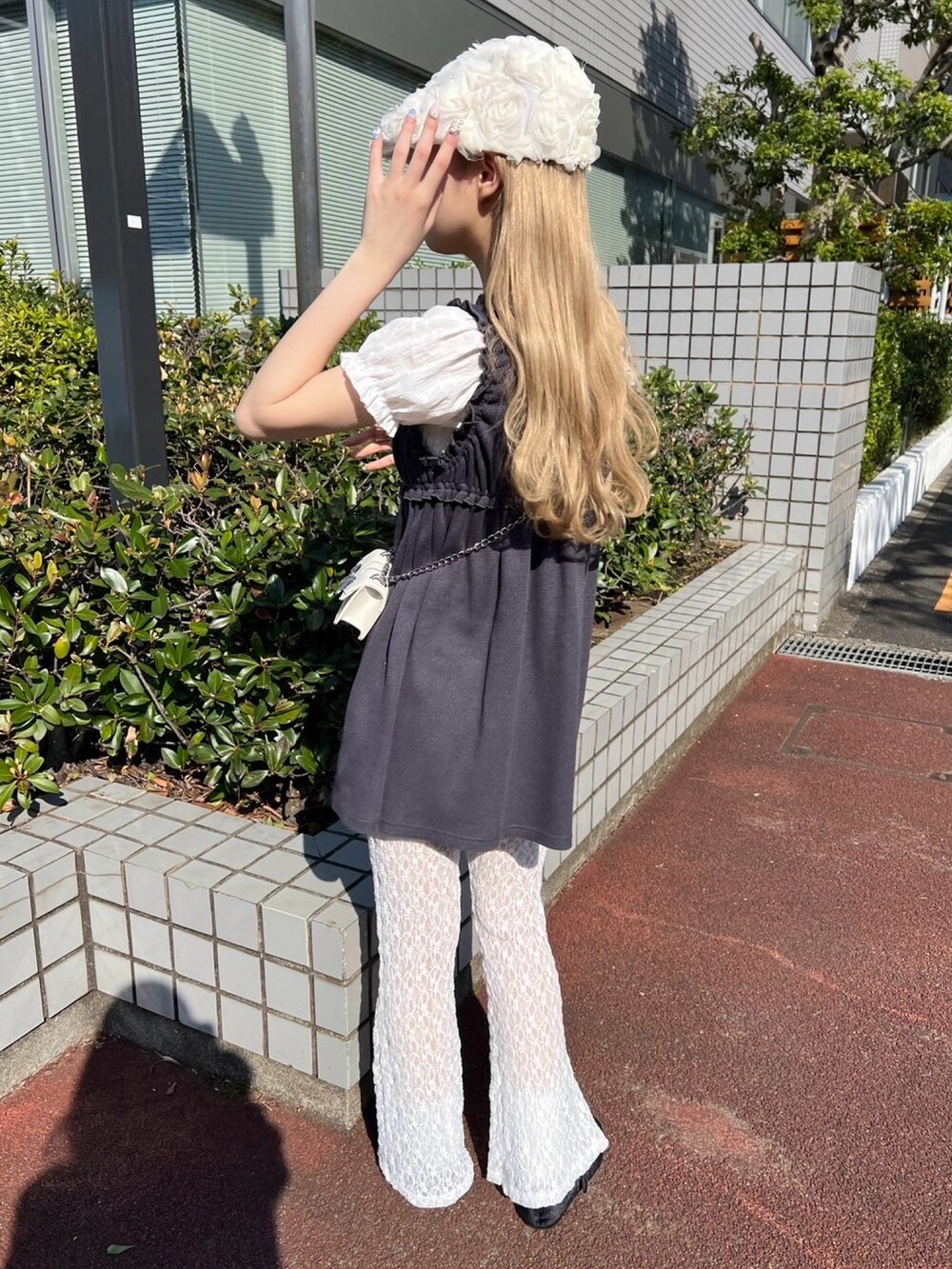 ホワイト系のその他パンツ、グレー系のワンピース、ホワイト系のショルダーバッグを着用したレディースの春コーディネートの3枚目の写真