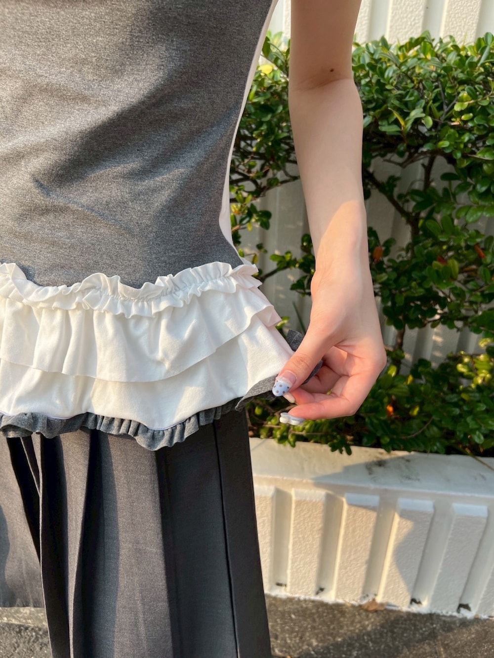 グレー系のTシャツ/カットソー、ブラック系のショルダーバッグ、ブラック系のシュシュを着用したレディースの春コーディネートの5枚目の写真