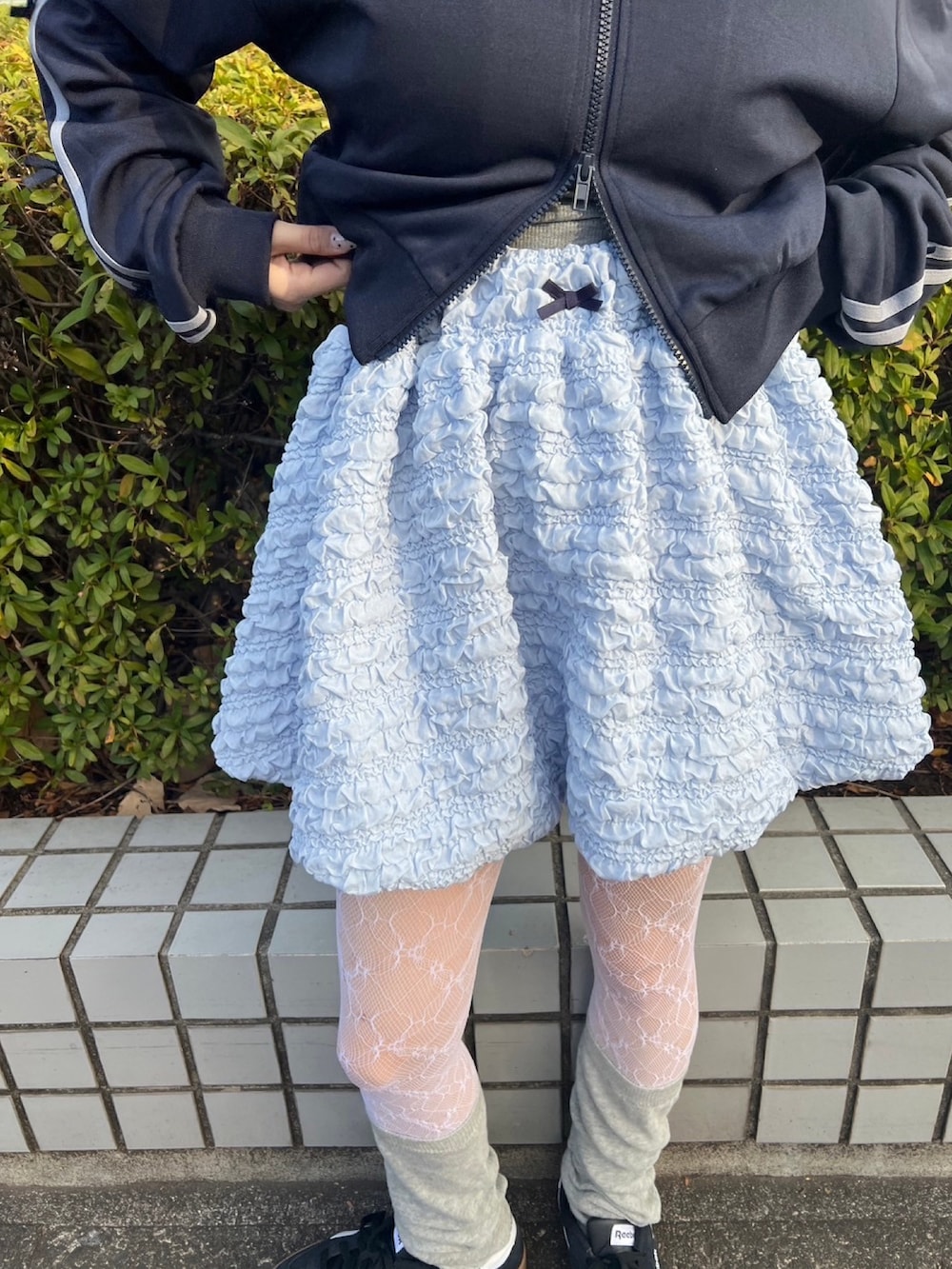 「今日のコーデ、オトナ女子、レース、グレー、トラックジャージ、ジャージ、スポーツミックス、リボン、水色、春コーデ、大人かわいい、スカート、レイヤードスタイル」｜「WCの【EC限定カラーあり★】クリンクルバルーンスカート（スカート、ブルー系）」を使った、wc_officialさん（レディース・160cm）の春コーディネートの3枚目の写真