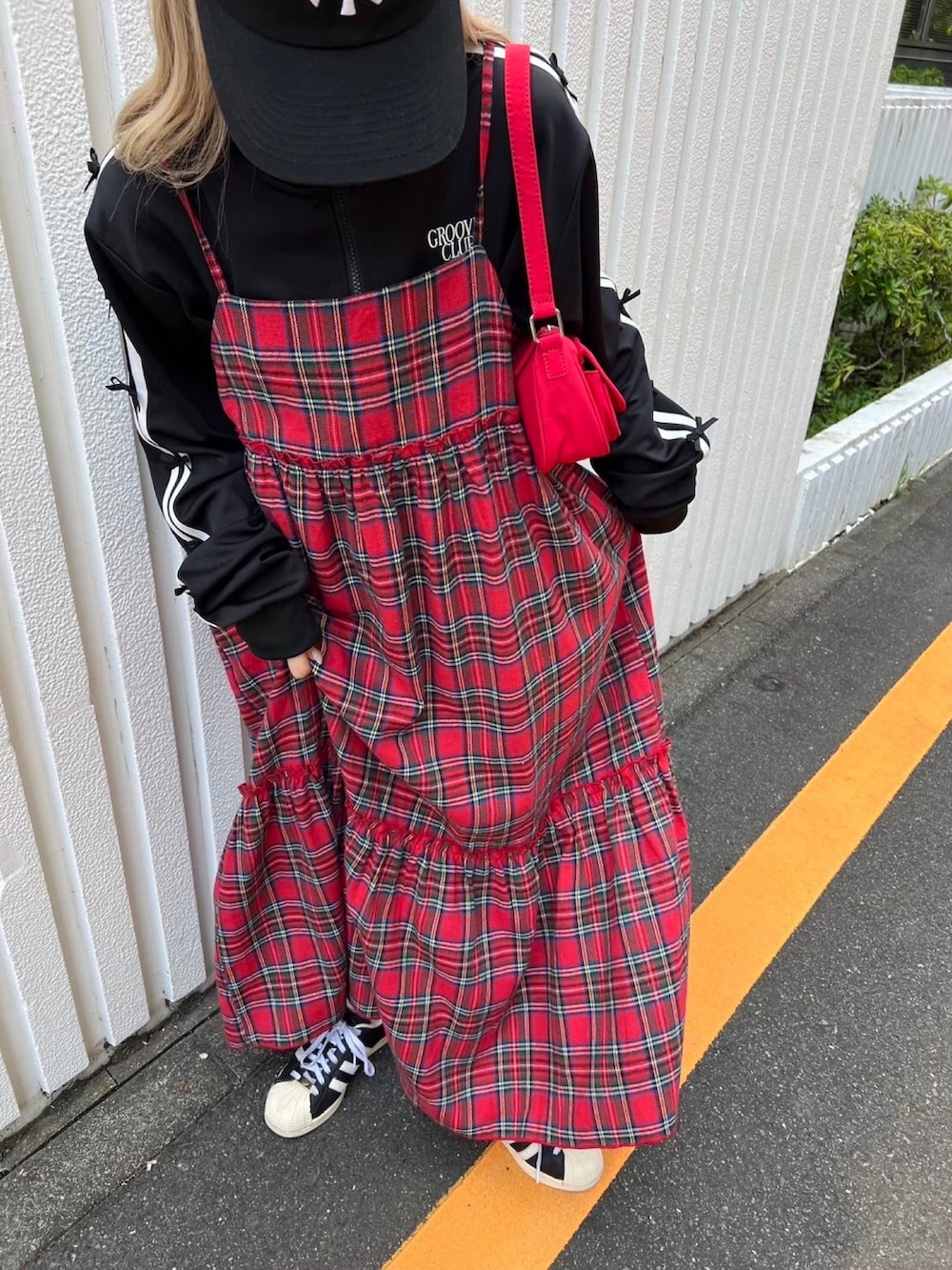 「チェック、秋コーデ、キャップ、ワンピース、秋服、おでかけコーデ、大人ガーリー、ジャージ、リボン、スポーツミックス、オトナカジュアル」｜「WCのレースラインビッグジャケット（テーラードジャケット、ブラック系）」を使った、wc_officialさん（レディース・160cm）の秋コーディネートの5枚目の写真
