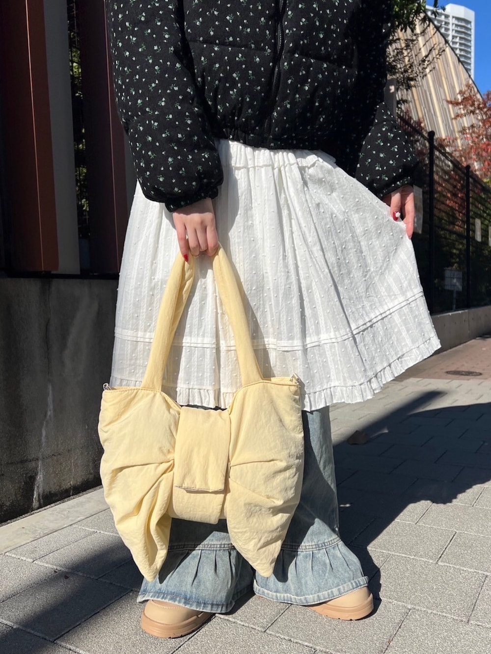 「リボン、バッグ、もこもこ、花柄、ブルゾン、レース、フリル、大人カジュアル、大人ガーリー、おでかけコーデ、コットンレース、冬コーデ、防寒　」｜「WCのリトルフラワーコーデュロイジャケット（ブルゾン、ブラック系）」を使った、wc_officialさん（レディース・160cm）の冬コーディネートの4枚目の写真