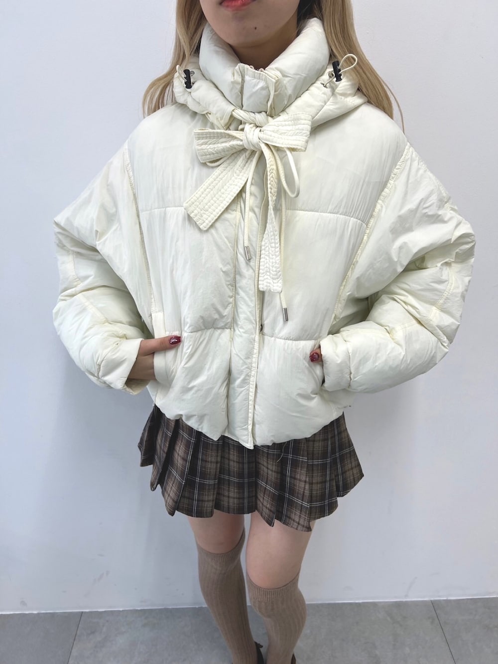 「ブラウン、スカート、ブルゾン、アウター、チェック、ニーハイソックス、リボン、冬コーデ、ホワイト、オトナカジュアル、休日スタイル、ootd、大人ガーリー」｜「PHILLYの【PHILLY】フード付リボン中綿ジャケット（ブルゾン、ホワイト系）」を使った、wc_officialさん（レディース・160cm）の秋コーディネートの2枚目の写真