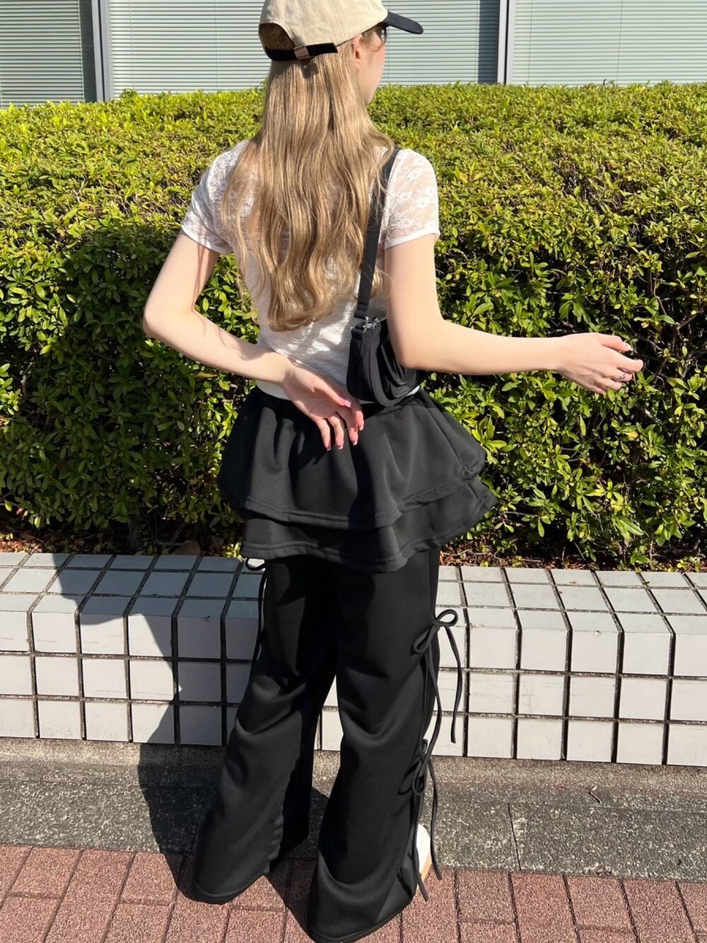 「スニーカー、お出かけコーデ、リボン、プチプラ、キャップ、韓国ファッション、きれいめカジュアル、春、大人ファッション、大人かわいい、休日コーデ、レイヤード、レース、ドッキング」｜「WCのスカートレイヤードスウェットパンツ（スウェットパンツ、ブラック系）」を使った、wc_officialさん（レディース・160cm）の春コーディネートの2枚目の写真