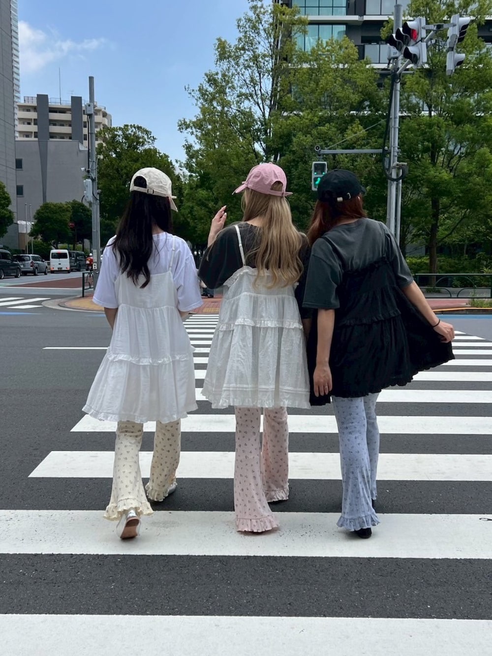 「休日スタイル、ロゴT、キャップ、カラーコーデ、夏コーデ、白Tシャツ、お出かけコーデ、今日のコーデ、ワンピース、リブパンツ、フレアパンツ、花柄、Tシャツ、ゆるコーデ、オトナカジュアル」｜「WCの《2025新作》リトルフラワーフリルフレアパンツ（その他パンツ、ピンク系）」を使った、wc_officialさん（レディース・160cm）の夏コーディネートの5枚目の写真