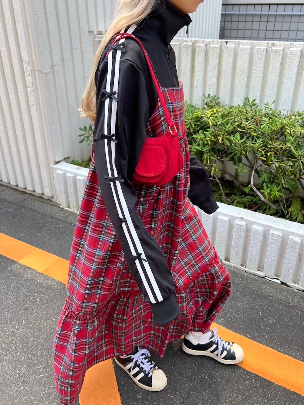 「チェック、秋コーデ、キャップ、ワンピース、秋服、おでかけコーデ、大人ガーリー、ジャージ、リボン、スポーツミックス、オトナカジュアル」｜「WCのレースラインビッグジャケット（テーラードジャケット、ブラック系）」を使った、wc_officialさん（レディース・160cm）の秋コーディネートの4枚目の写真