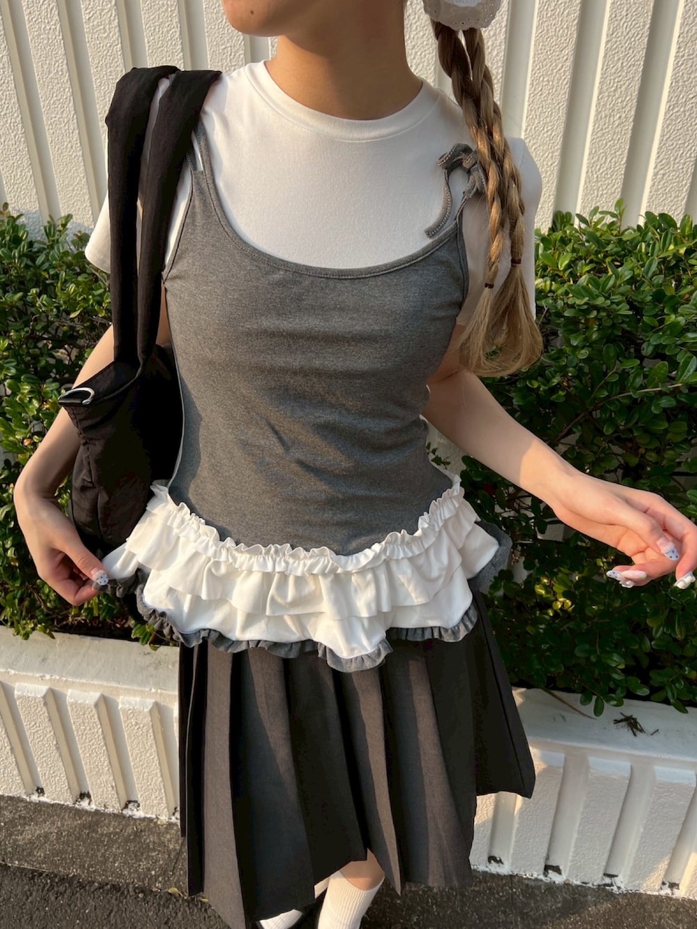 グレー系のTシャツ/カットソー、ブラック系のショルダーバッグ、ブラック系のシュシュを着用したレディースの春コーディネートの2枚目の写真