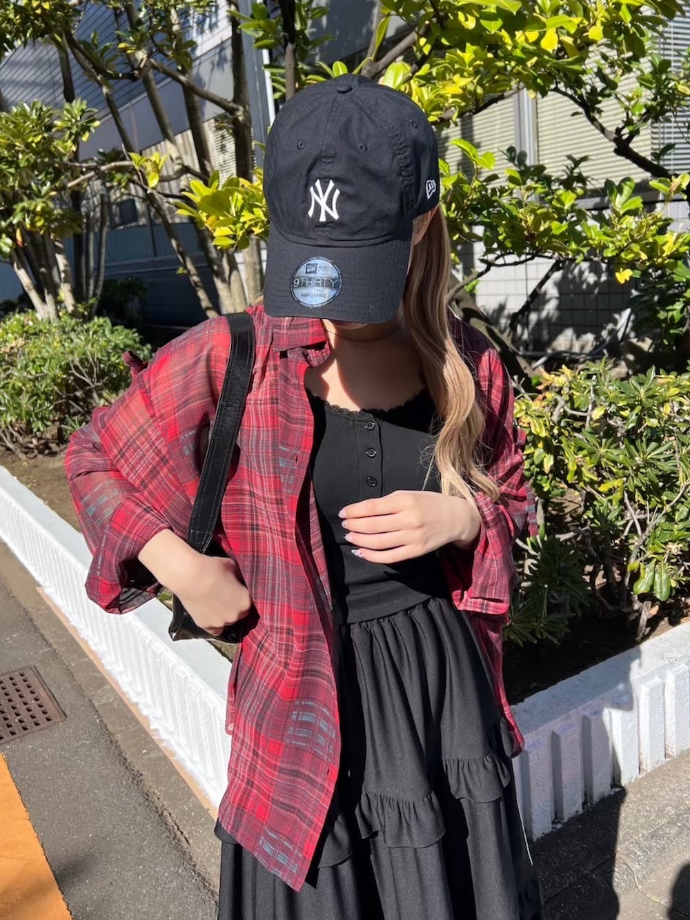 「着回しコーデ、おしゃれさんと繋がりたい、春、おでかけコーデ、シャツコーデ、大人ガーリー、シンプルコーデ、プチプラ、ティアードスカート、チェック、チェックシャツ、シアーシャツ、スポーツミックス、ゆるコーデ」｜「WCの《セットアップ対象★》シアーチェックリボンビッグシャツ（シャツ/ブラウス、レッド系）」を使った、wc_officialさん（レディース・160cm）の春コーディネートの4枚目の写真