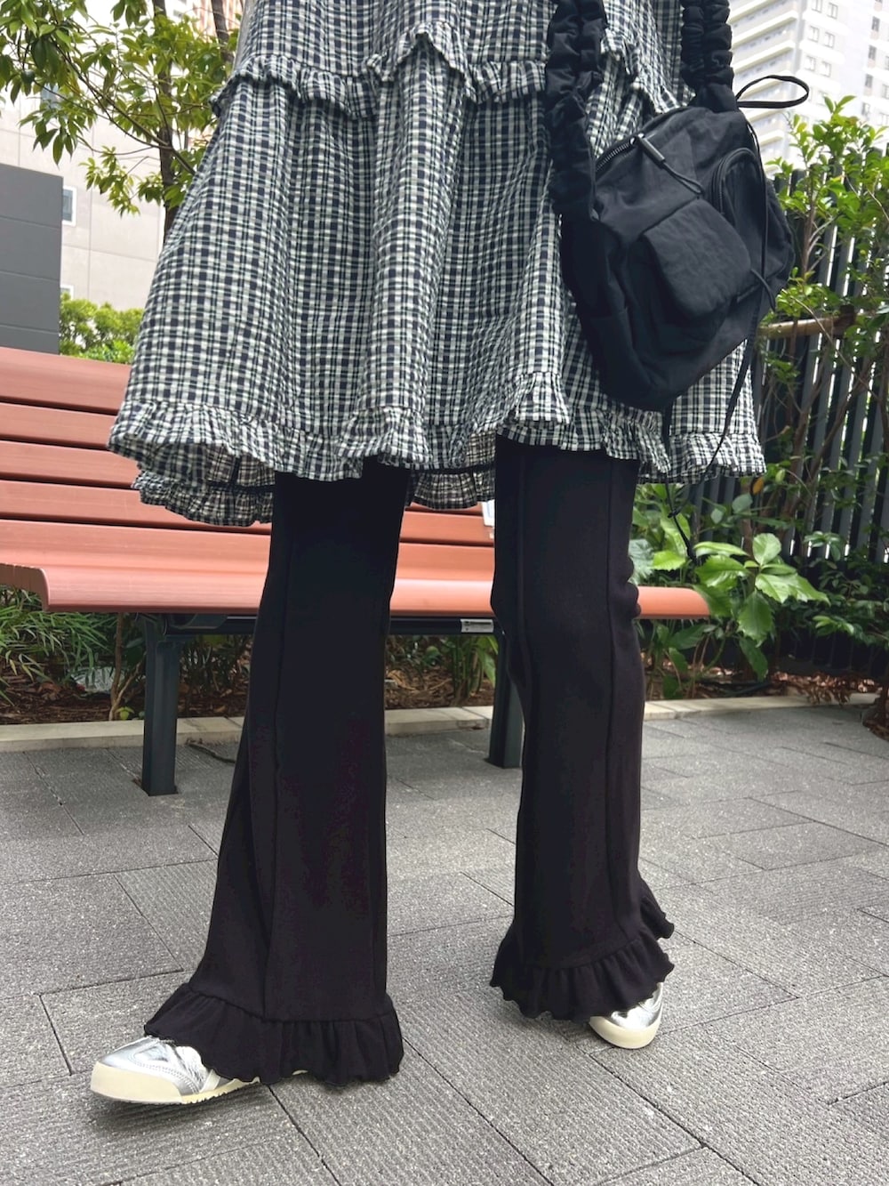 「お出かけコーデ、フリル、ワンピース、休日スタイル、キャップ、韓国ファッション、大人ガーリー、チェック、レース、フレアパンツ、大人カジュアル、ゆるコーデ、ラクチンコーデ、スポーツミックス、レイヤードスタイル」｜「WCの《大人気★再販》フリルフレアパンツ（その他パンツ、ブラック系）」を使った、wc_officialさん（レディース・160cm）の夏コーディネートの2枚目の写真