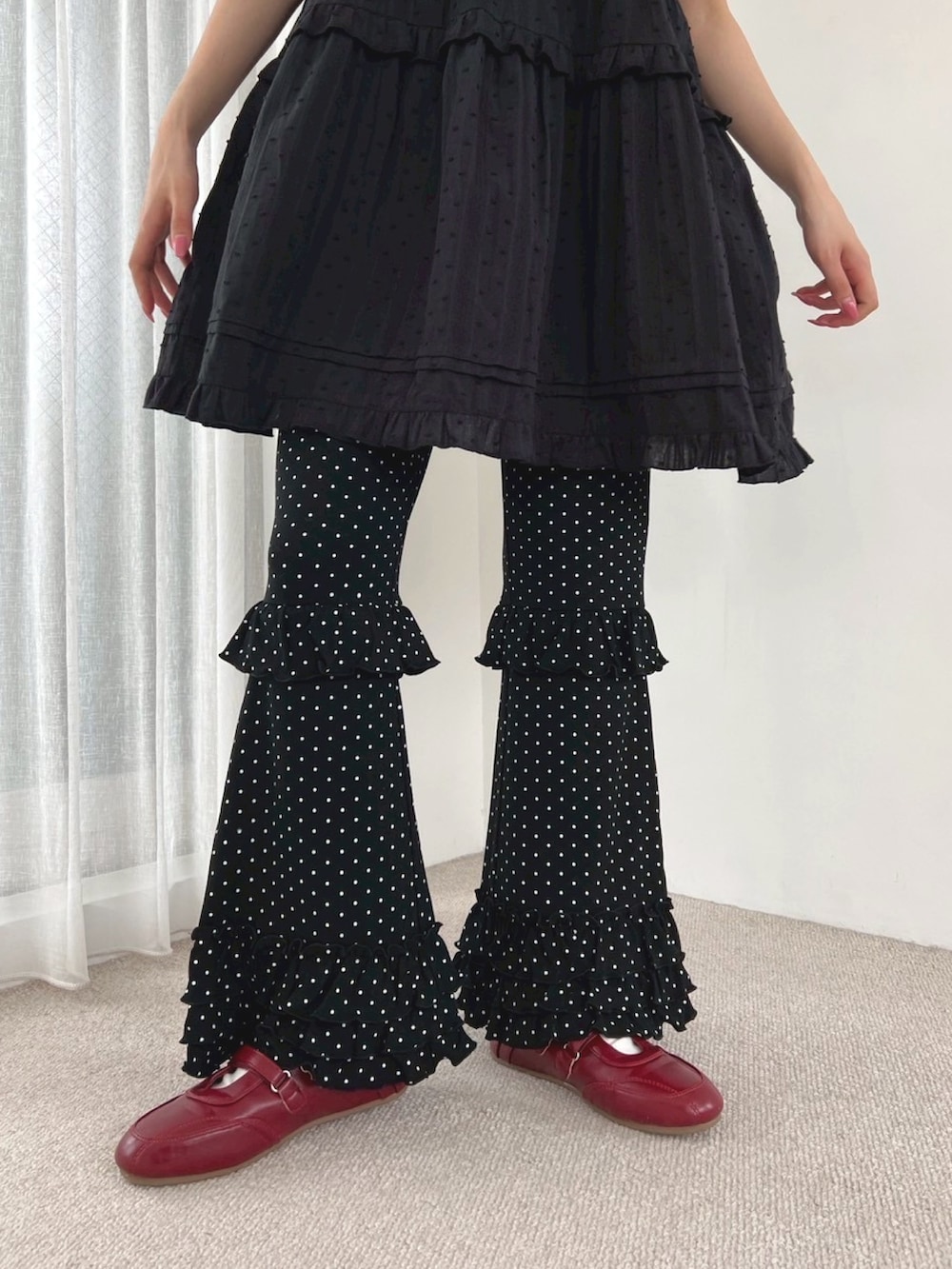 ブラック系のワンピース、ブラック系のその他パンツ、ブラック系のキャップを着用したレディースの夏コーディネートの4枚目の写真