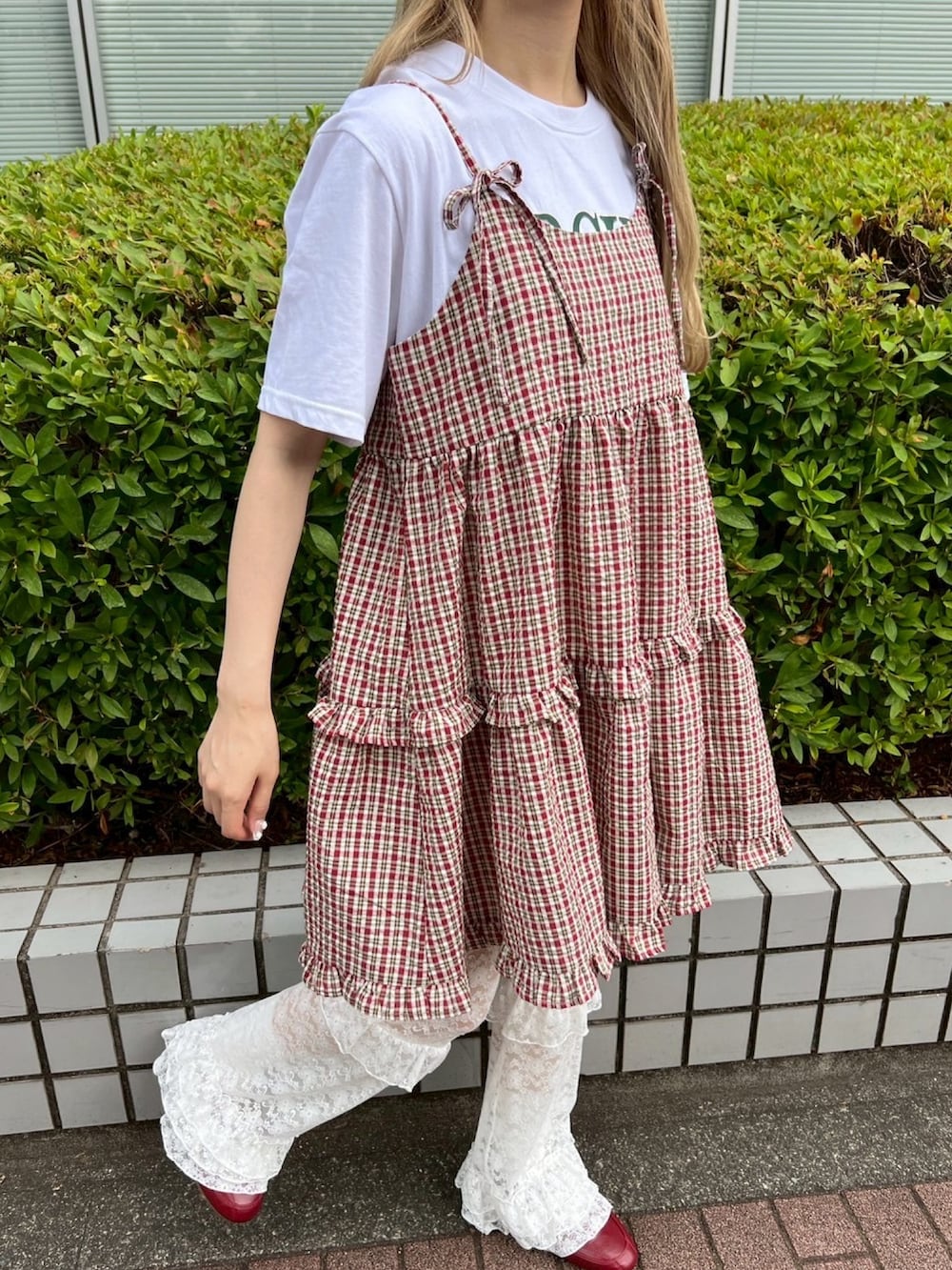 「ロゴT、白Tシャツ、休日スタイル、プチプラ、お出かけコーデ、ootd、韓国ファッション、ワンピース、チェック、リボン、ラクチンコーデ、ゆるコーデ、秋コーデ、レース」｜「WCの《アップデートで新登場！》フリルレースパンツ（その他パンツ、ホワイト系）」を使った、wc_officialさん（レディース・160cm）の夏コーディネートの3枚目の写真