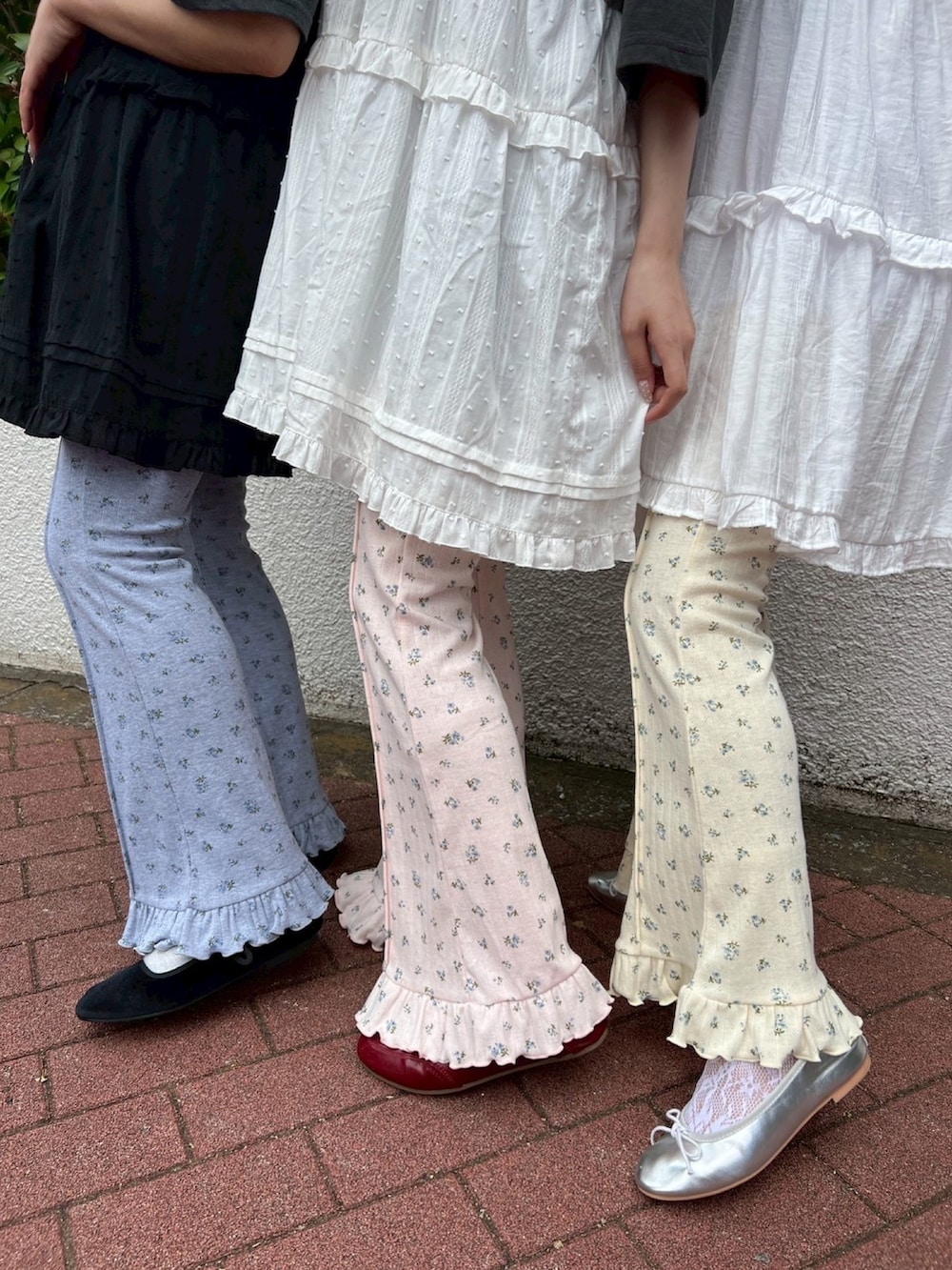 「休日スタイル、ロゴT、キャップ、カラーコーデ、夏コーデ、白Tシャツ、お出かけコーデ、今日のコーデ、ワンピース、リブパンツ、フレアパンツ、花柄、Tシャツ、ゆるコーデ、オトナカジュアル」｜「WCの《2025新作》リトルフラワーフリルフレアパンツ（その他パンツ、ピンク系）」を使った、wc_officialさん（レディース・160cm）の夏コーディネートの3枚目の写真