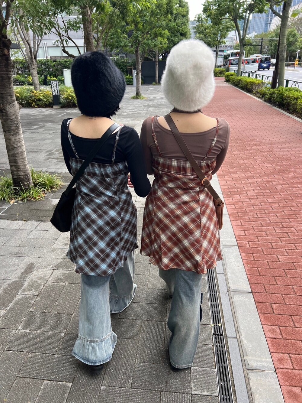 ブルー系のデニムパンツ、ブルー系のデニムパンツ、ブルー系のワンピースを着用したレディースの秋コーディネートの4枚目の写真