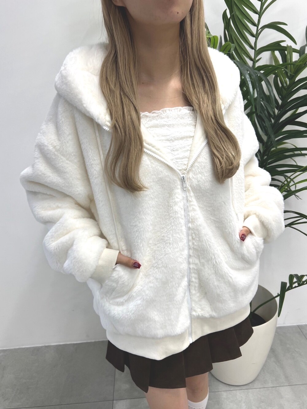 「休日スタイル、カジュアルコーデ、ラクチンコーデ、大人かわいい、ゆるコーデ、ビッグシルエット、大人ガーリー、ファー、うさ耳、y2k、パーカー、大人カジュアル、デート、冬コーデ、おでかけコーデ」｜「PHILLYの【PHILLY】ラビットフェイクファーブルゾン【うさ耳】（ブルゾン、ホワイト系）」を使った、wc_officialさん（レディース・160cm）の秋コーディネートの2枚目の写真