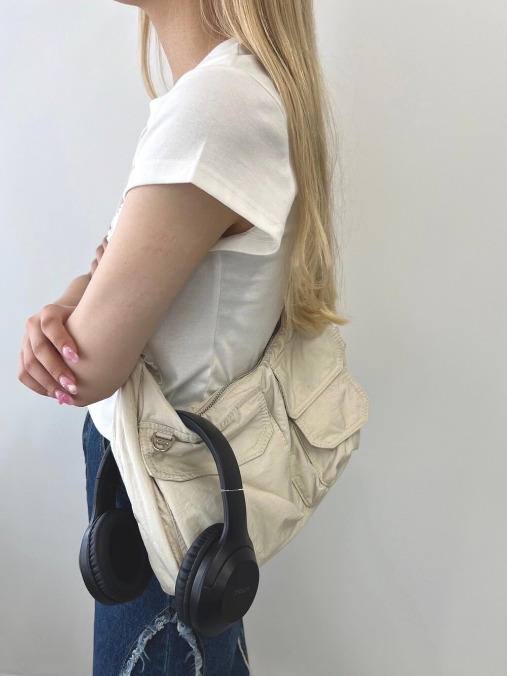 ホワイト系のショルダーバッグ、ブルー系のスカート、ホワイト系のTシャツ/カットソーを着用したレディースの夏コーディネートの2枚目の写真