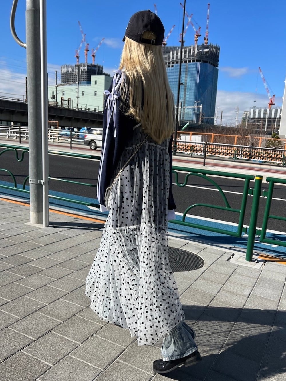 「春コーデ、シフォン、シアー、ワンピース、ハート、ライン、リボン、ガーリー、スポーツミックス、大人カジュアル、大人かわいい、お出かけコーデ、休日スタイル、ラクチンコーデ、ロングワンピース」｜「WCのハートチュールワンピース（ワンピース、ホワイト系）」を使った、wc_officialさん（レディース・160cm）の春コーディネートの4枚目の写真