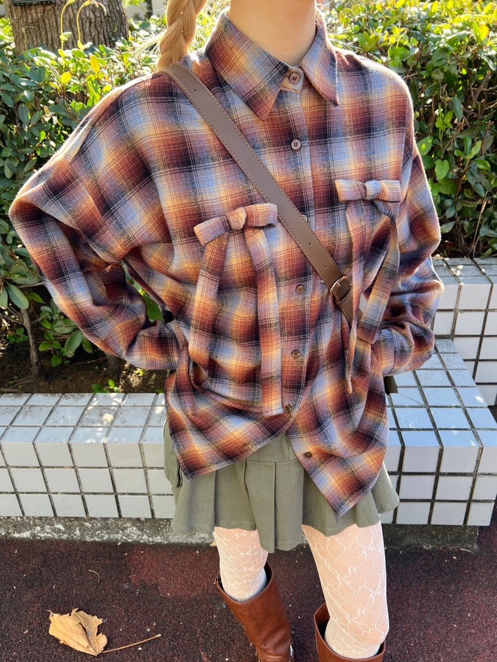 ブラウン系のシャツ/ブラウス、ホワイト系のハンチング/ベレー帽を着用したレディースの冬コーディネートの4枚目の写真