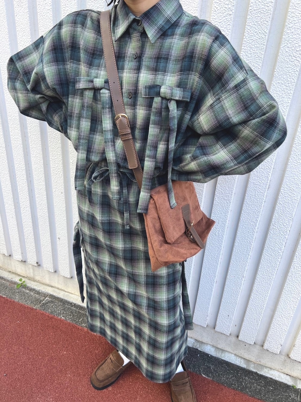 「プチプラ、カジュアルコーデ、オトナ女子、ラクチンコーデ、おしゃれさんと繋がりたい、大人ガーリー、大人女子、フェイクレザー、スポーツミックス、キャップ、チェック、セットアップ、リボン、グリーン」｜「WCのリボンチェックビッグシャツ（シャツ/ブラウス、グリーン系）」を使った、wc_officialさん（レディース・160cm）の冬コーディネートの2枚目の写真