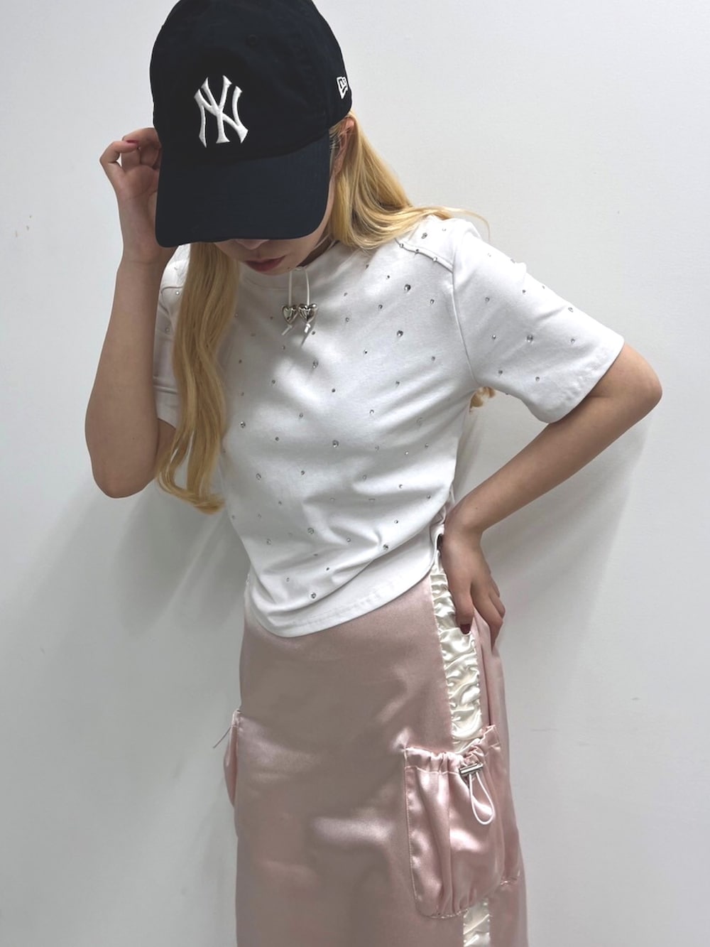 「サテンスカート、スポーツミックス、スニーカー、フリル、ドロスト、春服みてみて、オトナカジュアル、休日スタイル、スニーカーコーデ、デートコーデ、カジュアル、ガーリー、ピンク」｜「WCのサテンカーゴスカート（スカート、ピンク系）」を使った、wc_officialさん（レディース・160cm）の春コーディネートの2枚目の写真