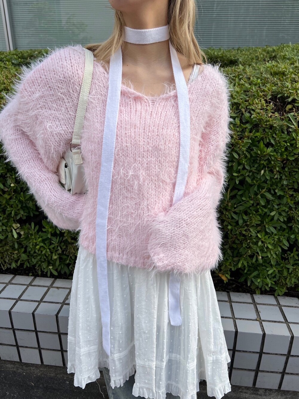 「フェザー、コットンレース、デニム、フリル、フラワープリント、レイヤードスタイル、秋コーデ、冬、ホワイト、ピンク、淡色コーデ、オトナカジュアル、大人ガーリー、新作、休日スタイル」｜「WCのローズモチーフハンチング（ハンチング/ベレー帽、ホワイト系）」を使った、wc_officialさん（レディース・160cm）の秋コーディネートの4枚目の写真