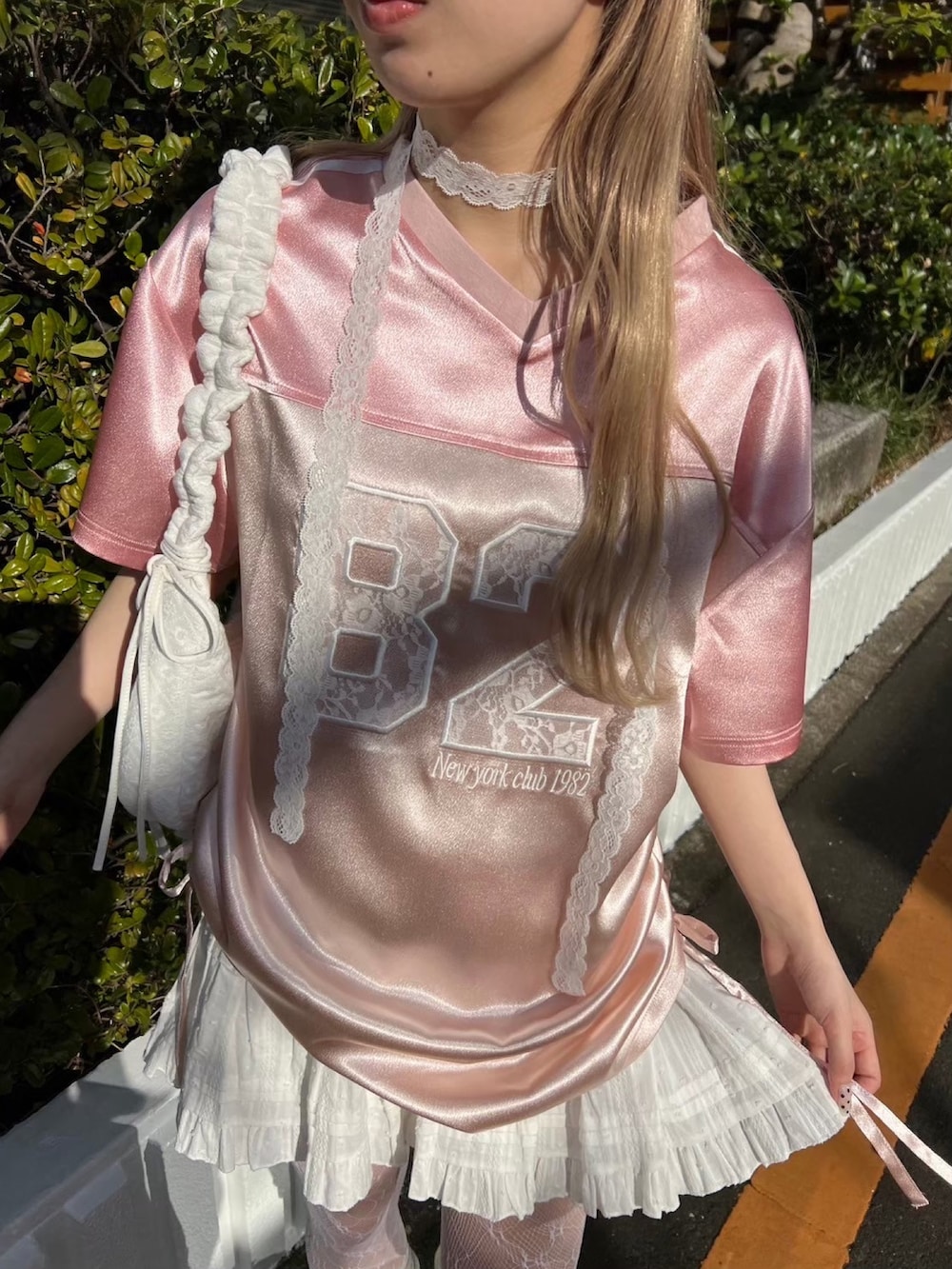 「スポーツミックス、春コーデ、ミニスカート、レイヤードスタイル、大人カジュアル、淡色コーデ、韓国ファッション、デートコーデ、スニーカー、お出かけコーデ、大人かわいい、お洒落さんとつながりたい、今日のコーデ、ピンク、レース」｜「PHILLYの【PHILLY】コットンレースティアードミニスカート（スカート、ホワイト系）」を使った、wc_officialさん（レディース・160cm）の春コーディネートの3枚目の写真