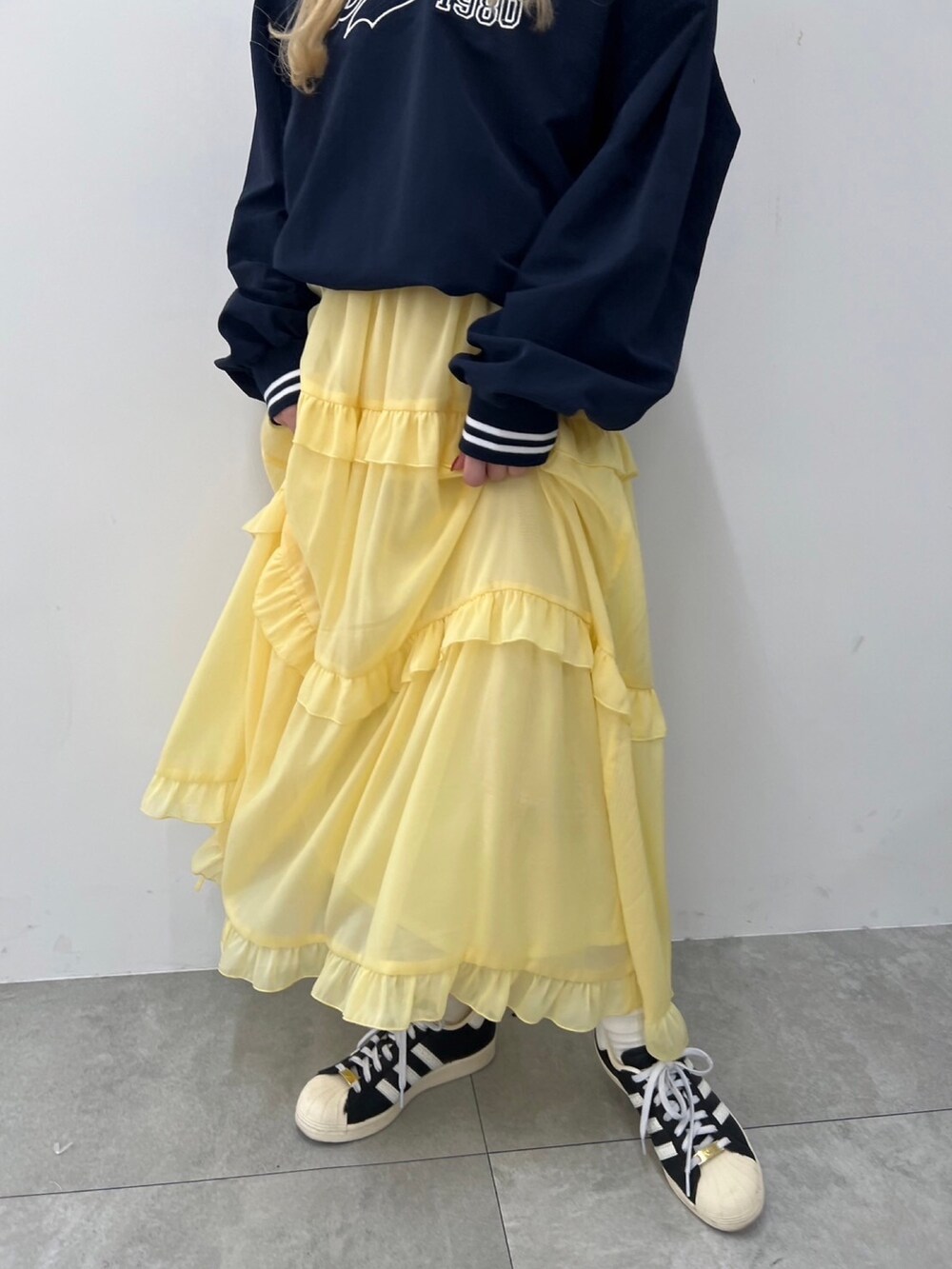 「スポーツミックス、ユニフォーム、ティアードスカート、ロングスカート、イエロー、春夏コーデ、スニーカー、オトナカジュアル、お出かけコーデ、デートコーデ、ゆるコーデ、大人女子、ガーリー、カジュアル、大人カジュアル」｜「WCのシフォンティアードスカート（スカート、イエロー系）」を使った、wc_officialさん（レディース・160cm）の春コーディネートの4枚目の写真
