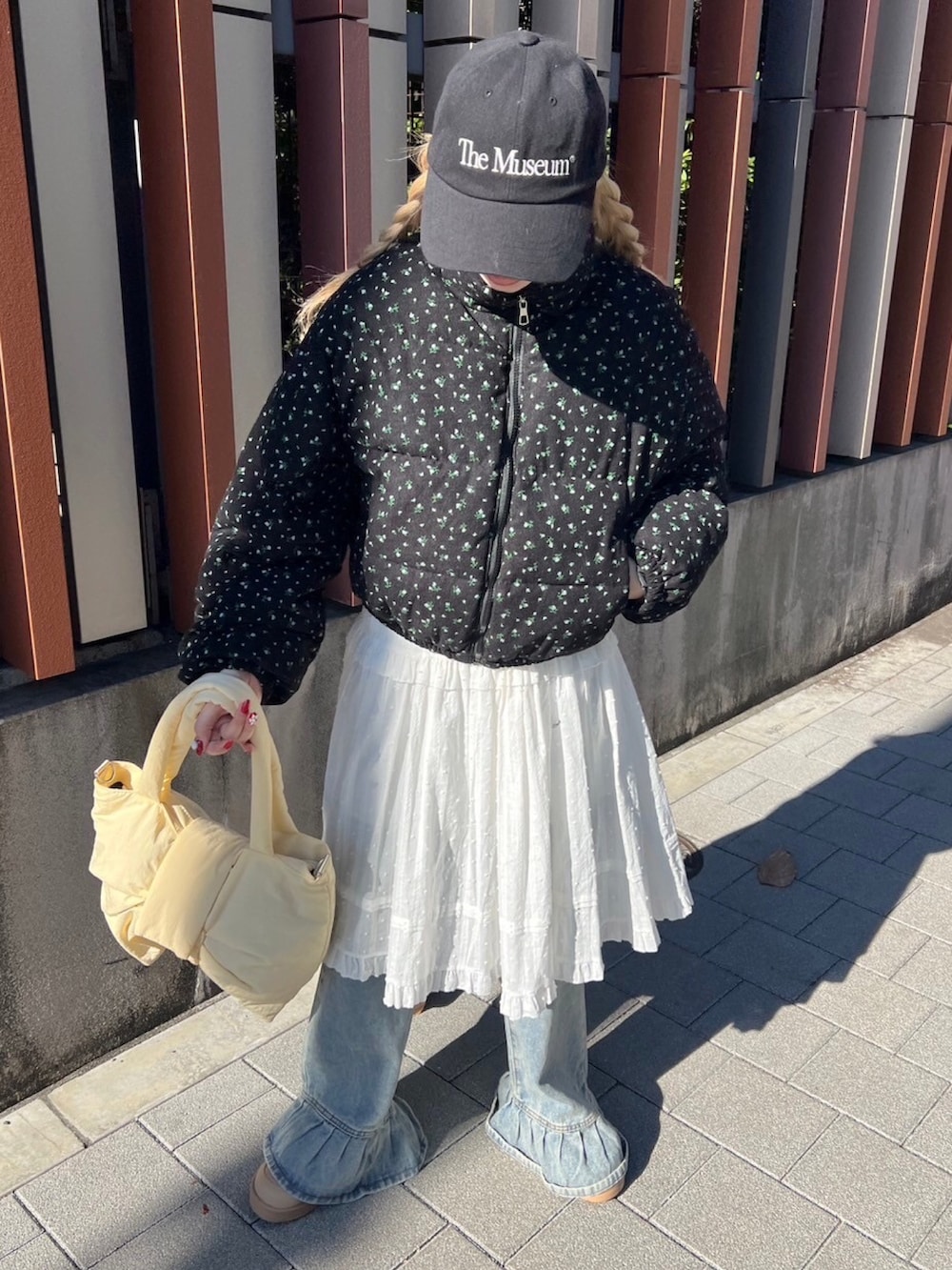 「リボン、バッグ、もこもこ、花柄、ブルゾン、レース、フリル、大人カジュアル、大人ガーリー、おでかけコーデ、コットンレース、冬コーデ、防寒　」｜「WCのリトルフラワーコーデュロイジャケット（ブルゾン、ブラック系）」を使った、wc_officialさん（レディース・160cm）の冬コーディネートの2枚目の写真