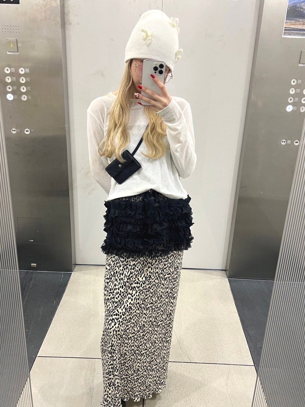 「大人かわいい、おしゃれさんと繋がりたい、カジュアルガーリー、春服、ootd、今日のコーデ、スカートスタイル、ビーニー、レオパード、レース、レイヤード、フリル、ロングスカート、おでかけコーデ、デート」｜「WCのレオパードロングスカート（スカート、ベージュ系）」を使った、wc_officialさん（レディース・160cm）の冬コーディネートの3枚目の写真