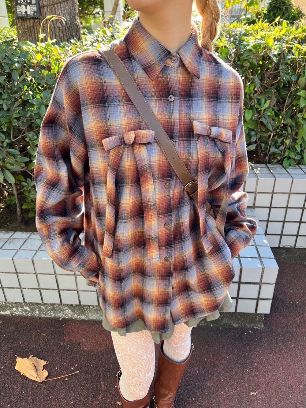 ブラウン系のシャツ/ブラウス、ホワイト系のハンチング/ベレー帽を着用したレディースの冬コーディネートの3枚目の写真