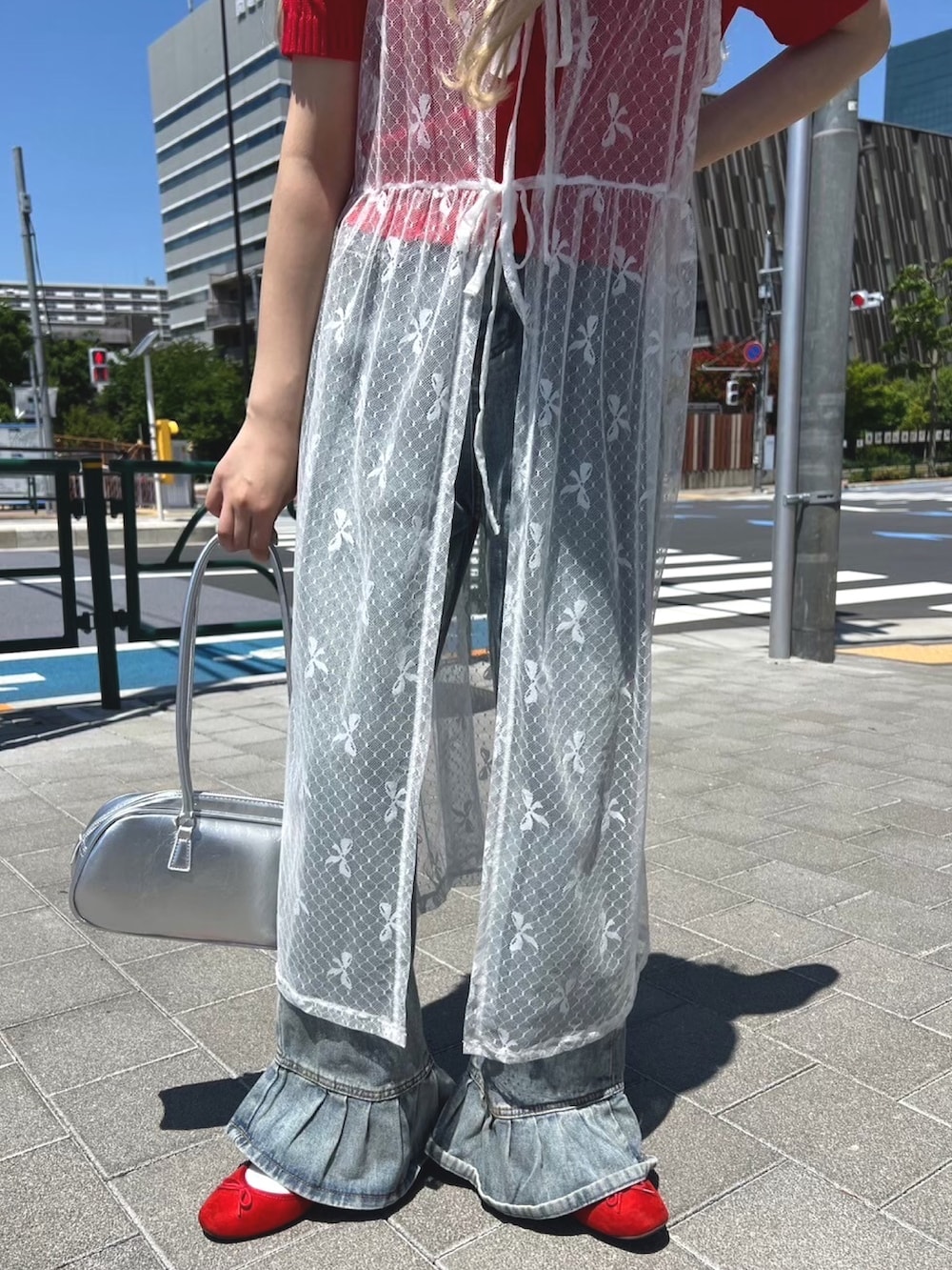 「レイヤードスタイル、キャップ、お出かけコーデ、大人かわいい、大人コーデ、トレンド、シンプルコーデ、ootd、キャミワンピ、大人ガーリー、大人カジュアル、レース、リボン、サマーニット、日焼け対策」｜「WCのリボンシアーロングキャミワンピース（ワンピース、ホワイト系）」を使った、wc_officialさん（レディース・160cm）の夏コーディネートの4枚目の写真