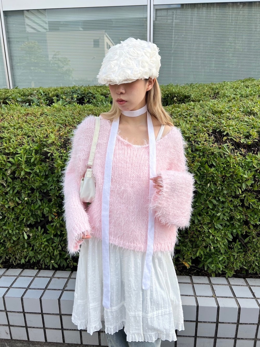 「フェザー、コットンレース、デニム、フリル、フラワープリント、レイヤードスタイル、秋コーデ、冬、ホワイト、ピンク、淡色コーデ、オトナカジュアル、大人ガーリー、新作、休日スタイル」｜「WCのローズモチーフハンチング（ハンチング/ベレー帽、ホワイト系）」を使った、wc_officialさん（レディース・160cm）の秋コーディネートの5枚目の写真