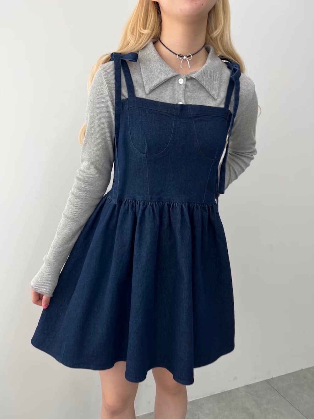 ブルー系のワンピース、グレー系のドレスシューズ、グレー系のカーディガン/ボレロを着用したレディースの春コーディネートの2枚目の写真