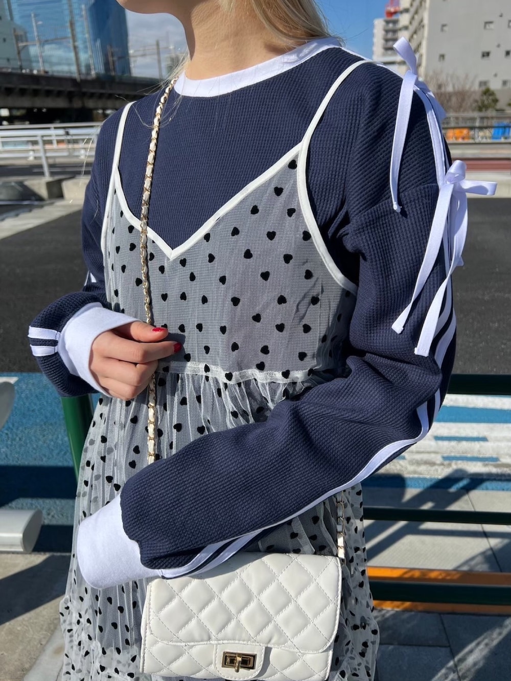 「春コーデ、シフォン、シアー、ワンピース、ハート、ライン、リボン、ガーリー、スポーツミックス、大人カジュアル、大人かわいい、お出かけコーデ、休日スタイル、ラクチンコーデ、ロングワンピース」｜「WCのハートチュールワンピース（ワンピース、ホワイト系）」を使った、wc_officialさん（レディース・160cm）の春コーディネートの2枚目の写真