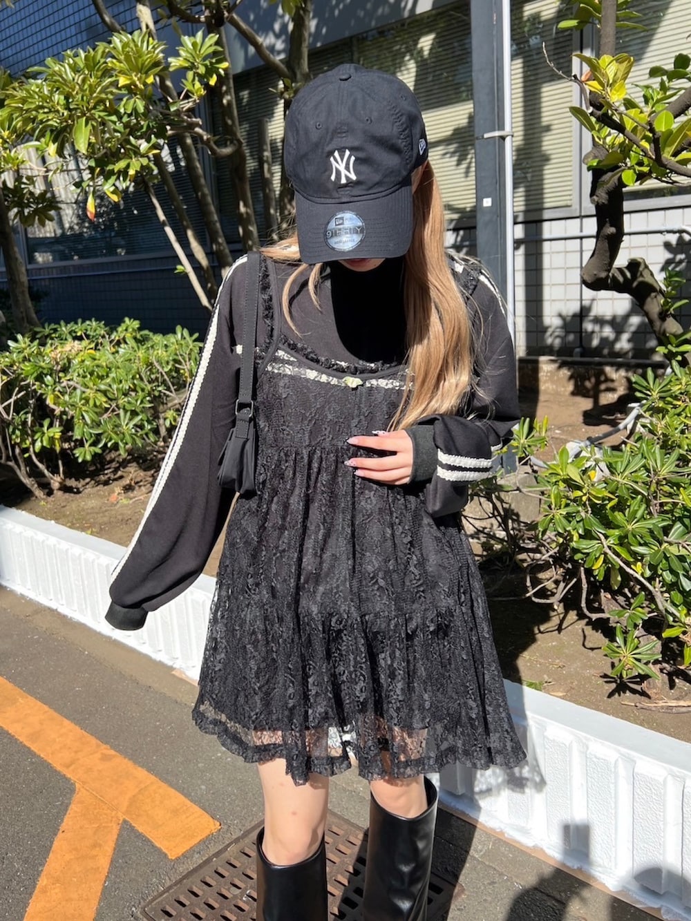 「今日のコーデ、大人かわいい、オトナ女子、シアートップス、モノトーン、レース、ワンピース、トラックジャケット、ジャージ、スポーツミックス、キャップ、ブーツ、ブラック、レイヤードスタイル、春コーデ」｜「WCのローズポイントレースミニワンピース（ワンピース、ブラック系）」を使った、wc_officialさん（レディース・160cm）の冬コーディネートの4枚目の写真