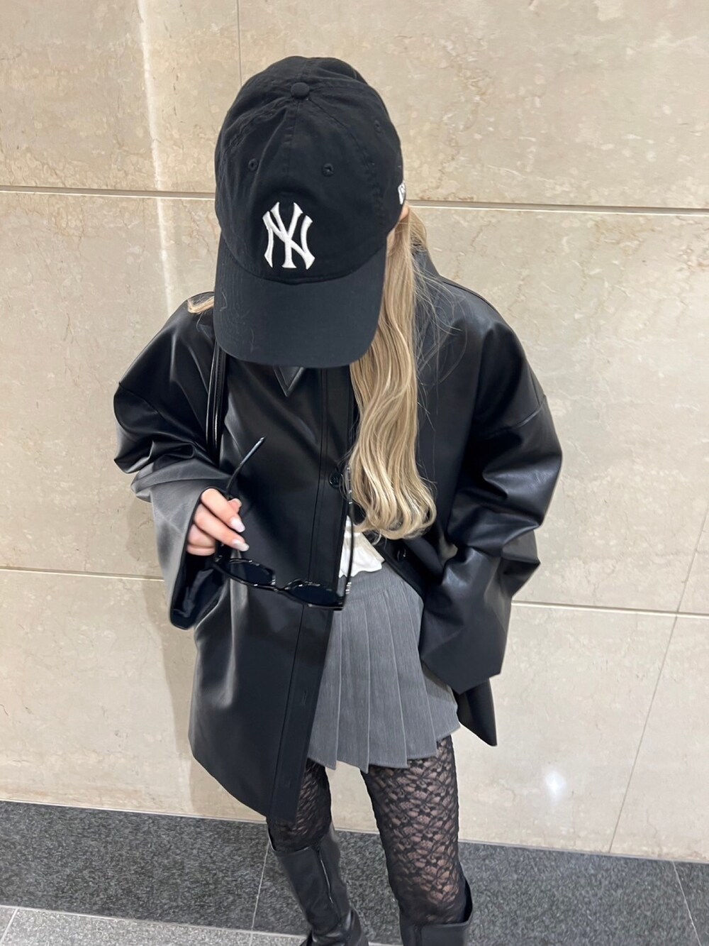 「韓国ファッション、ootd、フェイクレザー、ブルゾン、レース、ブーツ、プリーツスカート、ブラック、キャップ、スポーツミックス、大人カジュアル、大人ガーリー」｜「WCのPUビッグジャケット（ブルゾン、ブラック系）」を使った、wc_officialさん（レディース・160cm）の秋コーディネートの3枚目の写真