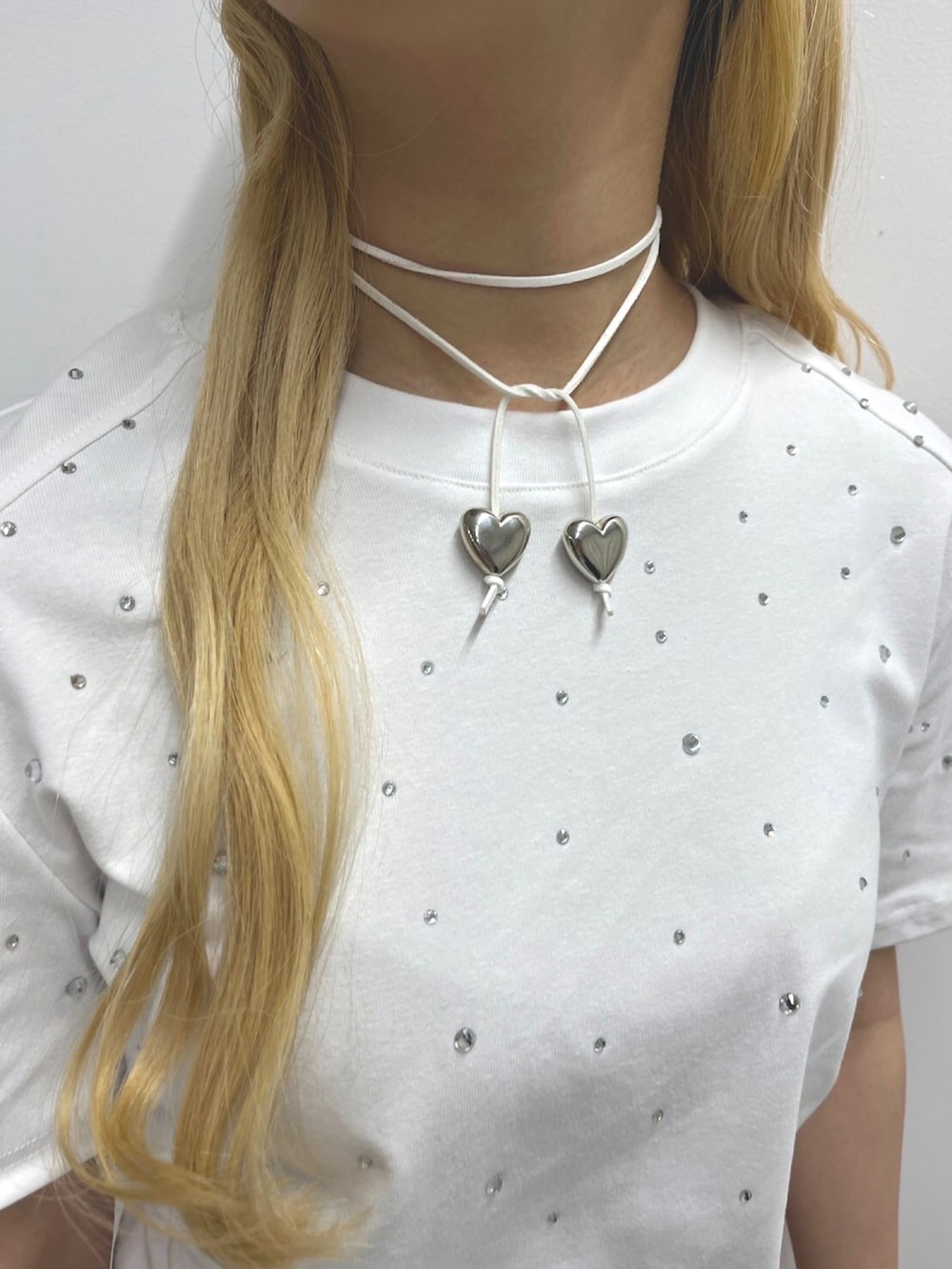 「サテンスカート、スポーツミックス、スニーカー、フリル、ドロスト、春服みてみて、オトナカジュアル、休日スタイル、スニーカーコーデ、デートコーデ、カジュアル、ガーリー、ピンク」｜「WCのサテンカーゴスカート（スカート、ピンク系）」を使った、wc_officialさん（レディース・160cm）の春コーディネートの5枚目の写真