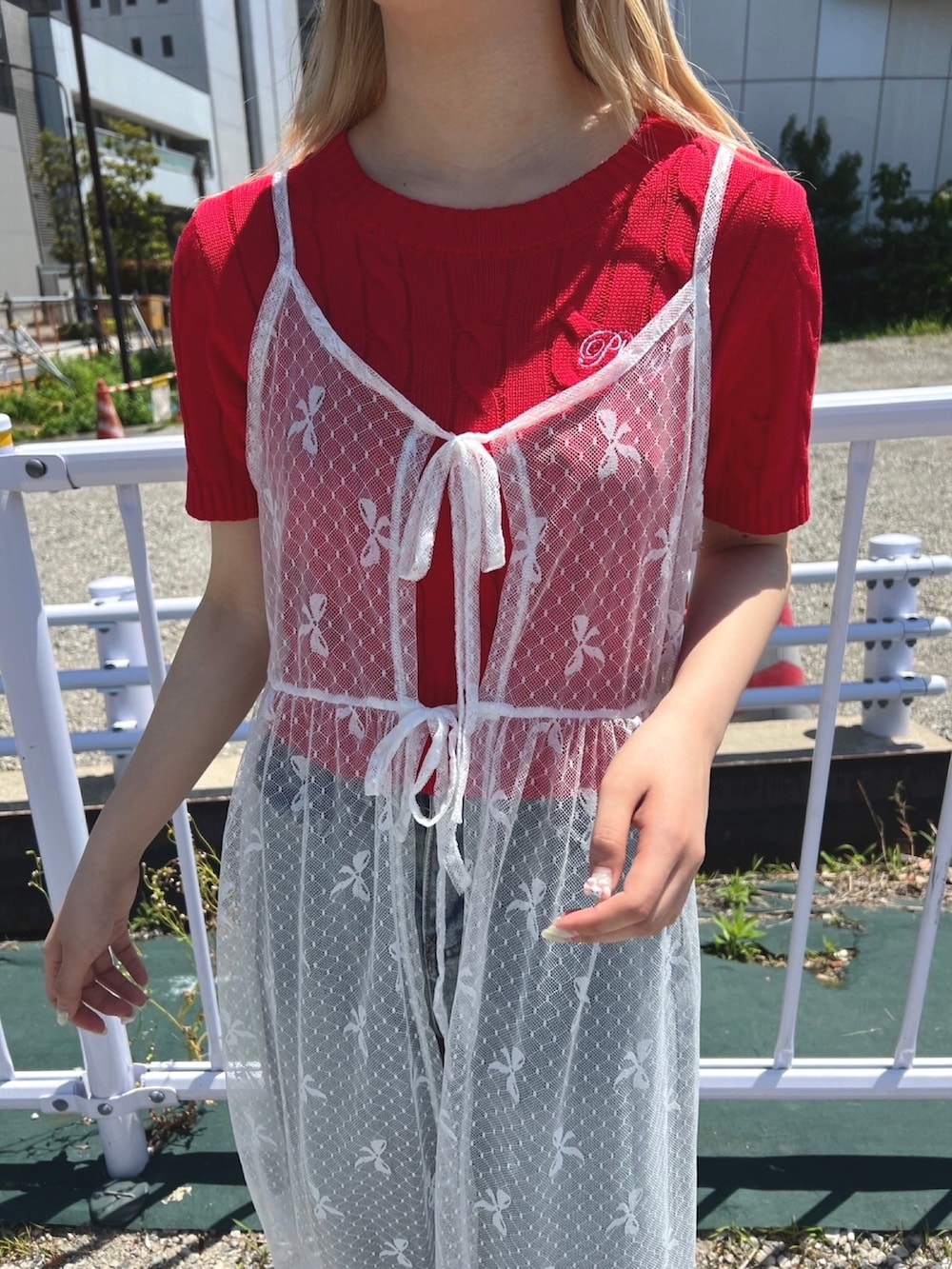 「レイヤードスタイル、キャップ、お出かけコーデ、大人かわいい、大人コーデ、トレンド、シンプルコーデ、ootd、キャミワンピ、大人ガーリー、大人カジュアル、レース、リボン、サマーニット、日焼け対策」｜「WCのリボンシアーロングキャミワンピース（ワンピース、ホワイト系）」を使った、wc_officialさん（レディース・160cm）の夏コーディネートの3枚目の写真