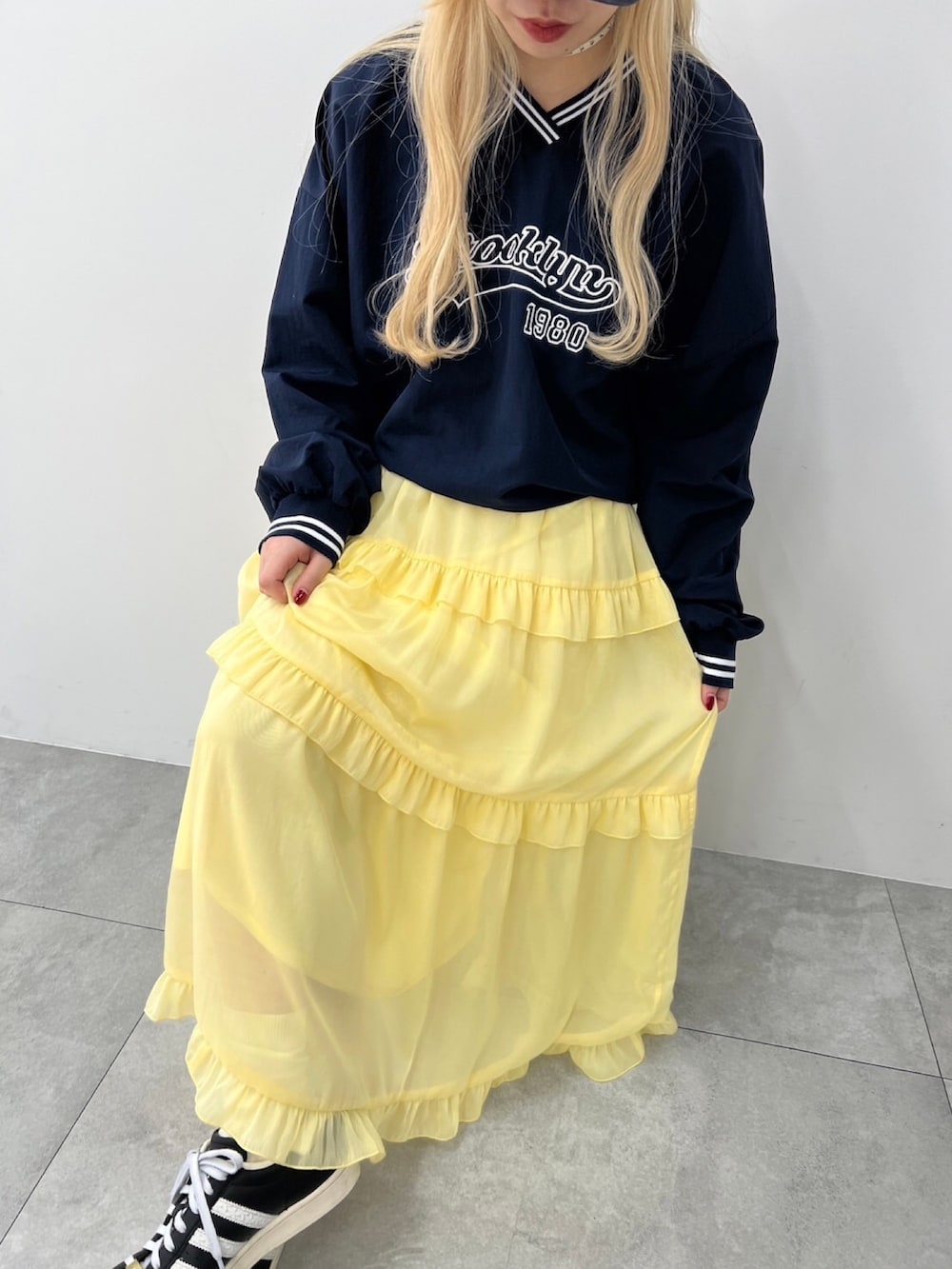 「スポーツミックス、ユニフォーム、ティアードスカート、ロングスカート、イエロー、春夏コーデ、スニーカー、オトナカジュアル、お出かけコーデ、デートコーデ、ゆるコーデ、大人女子、ガーリー、カジュアル、大人カジュアル」｜「WCのシフォンティアードスカート（スカート、イエロー系）」を使った、wc_officialさん（レディース・160cm）の春コーディネートの2枚目の写真