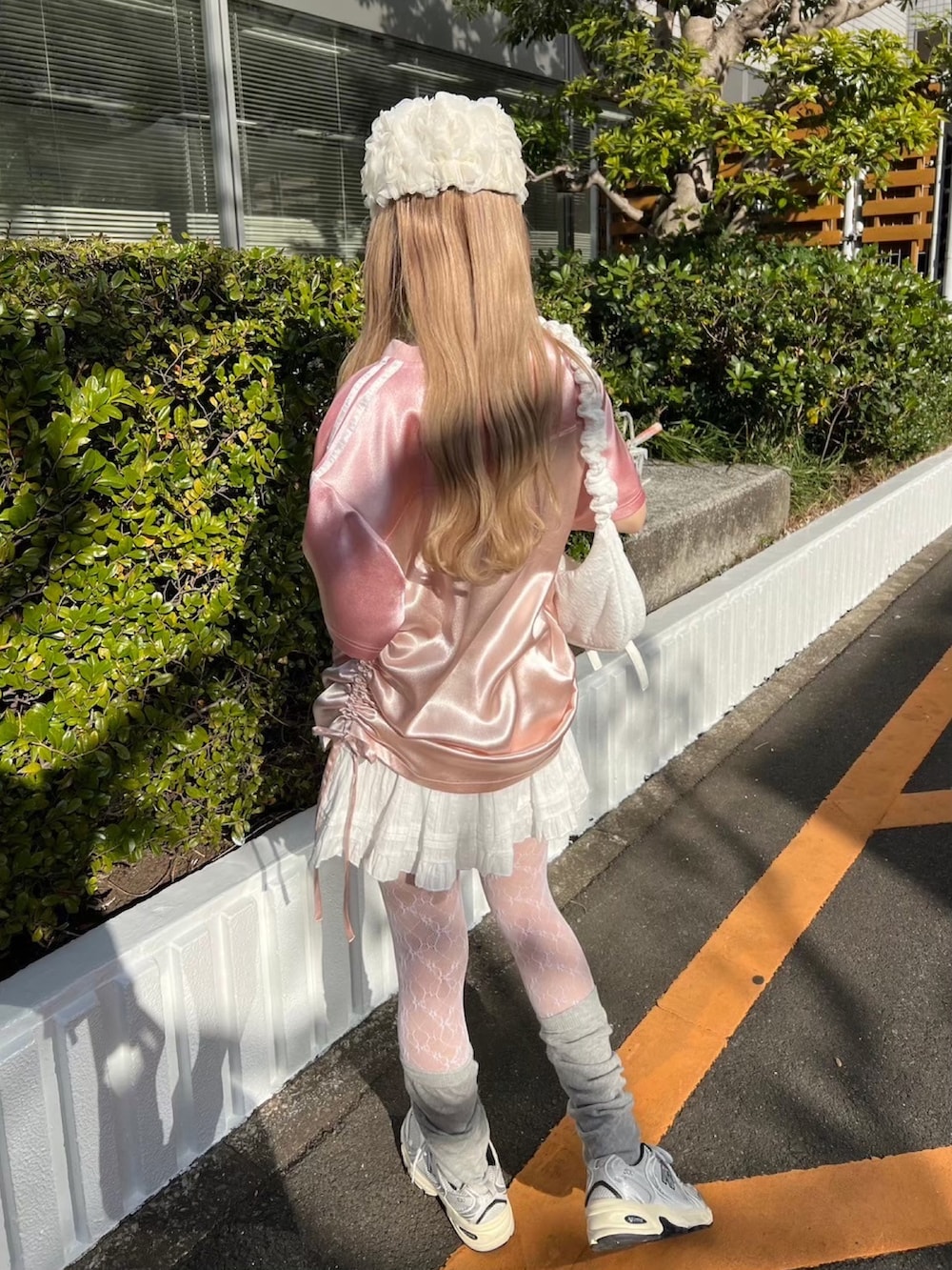 「スポーツミックス、春コーデ、ミニスカート、レイヤードスタイル、大人カジュアル、淡色コーデ、韓国ファッション、デートコーデ、スニーカー、お出かけコーデ、大人かわいい、お洒落さんとつながりたい、今日のコーデ、ピンク、レース」｜「PHILLYの【PHILLY】コットンレースティアードミニスカート（スカート、ホワイト系）」を使った、wc_officialさん（レディース・160cm）の春コーディネートの2枚目の写真