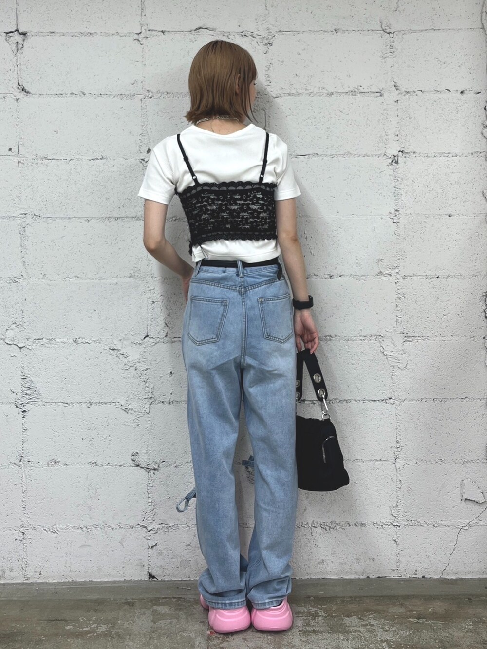 ブルー系のデニムパンツ、ブラック系のキャミソールを着用したレディースの夏コーディネートの3枚目の写真