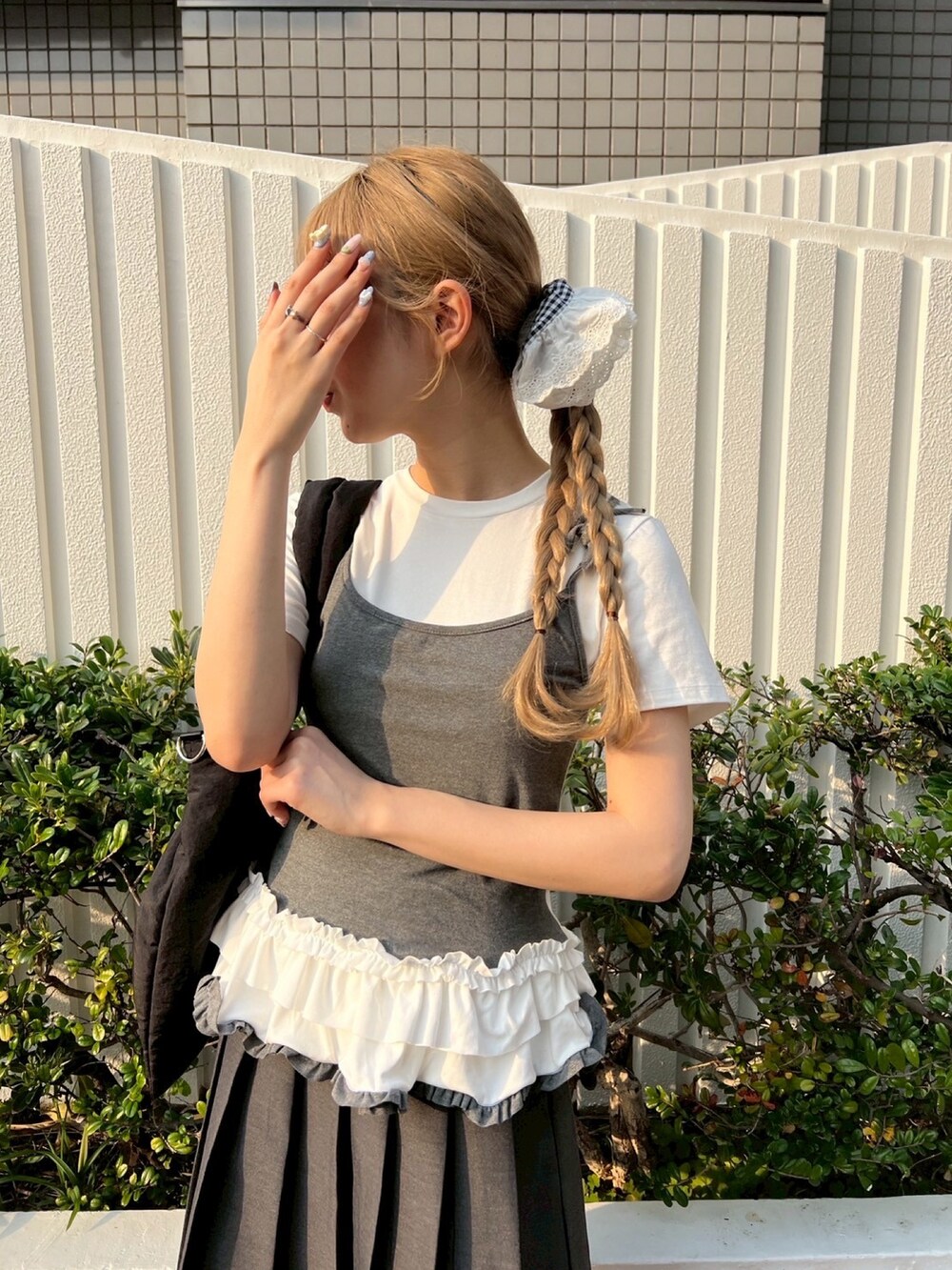 グレー系のTシャツ/カットソー、ブラック系のショルダーバッグ、ブラック系のシュシュを着用したレディースの春コーディネートの4枚目の写真