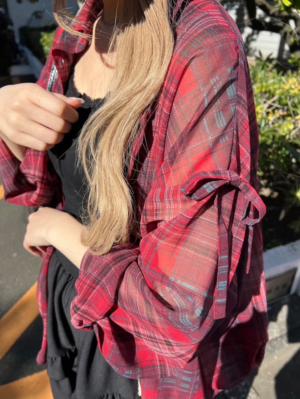 「着回しコーデ、おしゃれさんと繋がりたい、春、おでかけコーデ、シャツコーデ、大人ガーリー、シンプルコーデ、プチプラ、ティアードスカート、チェック、チェックシャツ、シアーシャツ、スポーツミックス、ゆるコーデ」｜「WCの《セットアップ対象★》シアーチェックリボンビッグシャツ（シャツ/ブラウス、レッド系）」を使った、wc_officialさん（レディース・160cm）の春コーディネートの3枚目の写真