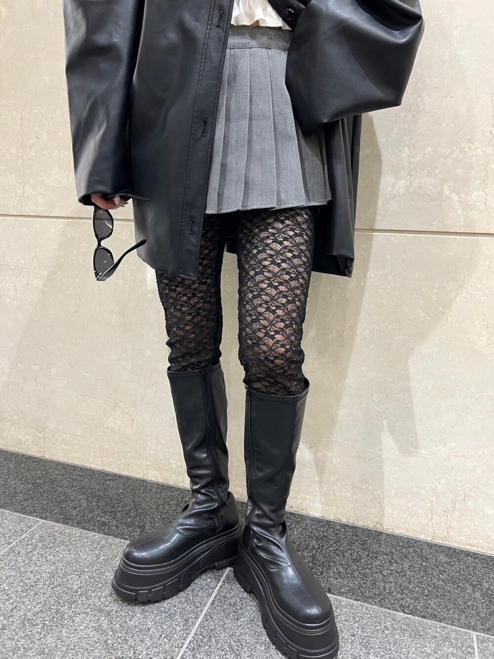 「韓国ファッション、ootd、フェイクレザー、ブルゾン、レース、ブーツ、プリーツスカート、ブラック、キャップ、スポーツミックス、大人カジュアル、大人ガーリー」｜「WCのPUビッグジャケット（ブルゾン、ブラック系）」を使った、wc_officialさん（レディース・160cm）の秋コーディネートの4枚目の写真