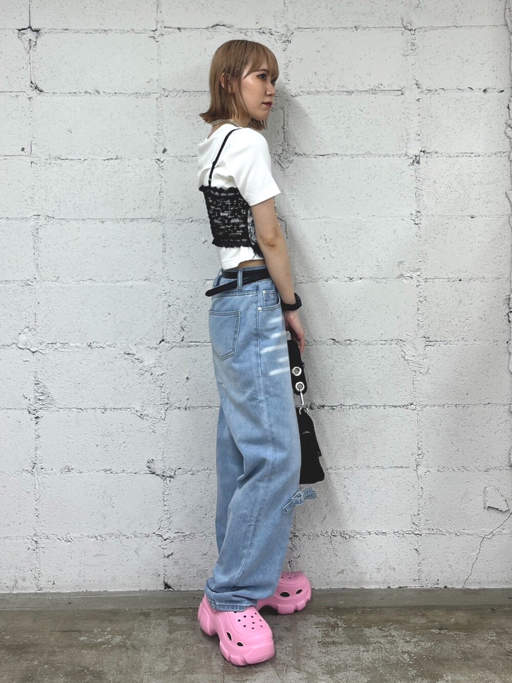 ブルー系のデニムパンツ、ブラック系のキャミソールを着用したレディースの夏コーディネートの2枚目の写真