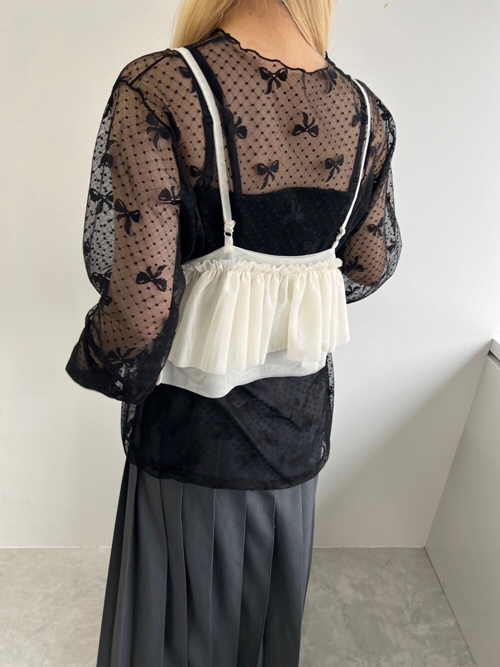 「春コーデ、夏コーデ、シアートップス、リボン、プリーツスカート、レイヤードスタイル、透け感、モノトーン、ブラック、大人かわいい、カジュアルコーデ、おでかけコーデ、シンプル、キレイめ、大人ガーリー」｜「WCのチュールアシメフリルビスチェ（キャミソール、ホワイト系）」を使った、wc_officialさん（レディース・160cm）の春コーディネートの4枚目の写真