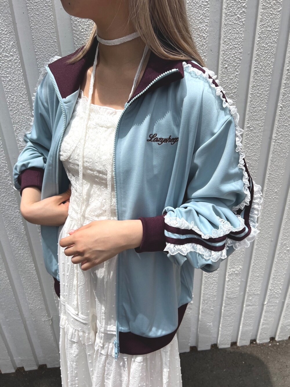 「お出かけコーデ、プチプラ、休日スタイル、大人カジュアル、大人かわいい、トラックジャケット、ジャージ、スポーツミックス、フリル、ロングスカート、大人ガーリー、フレンチガーリー」｜「WCのフリルレースラインジャージ（ジャージ、ブルー系）」を使った、wc_officialさん（レディース・160cm）の夏コーディネートの4枚目の写真