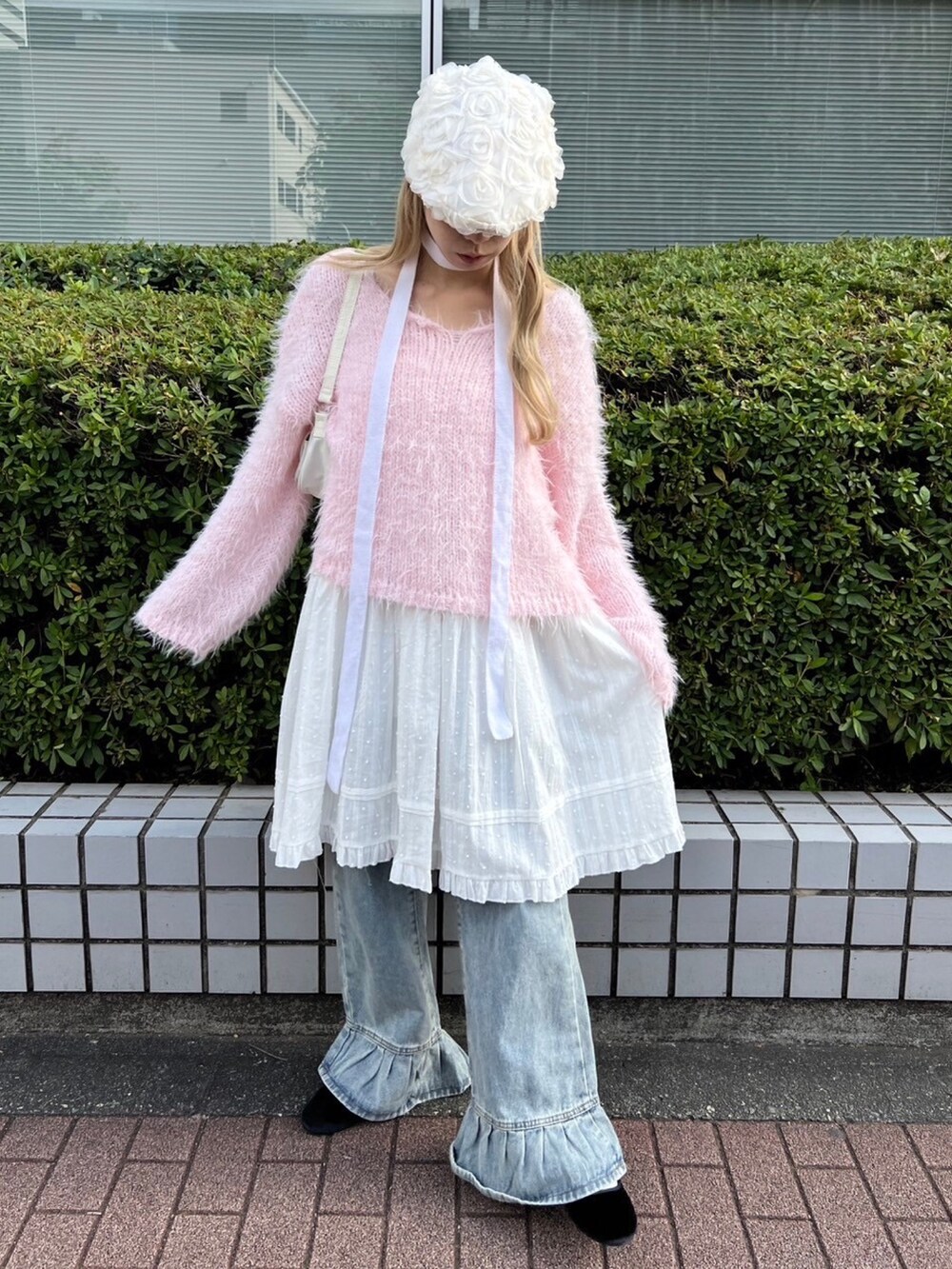 「フェザー、コットンレース、デニム、フリル、フラワープリント、レイヤードスタイル、秋コーデ、冬、ホワイト、ピンク、淡色コーデ、オトナカジュアル、大人ガーリー、新作、休日スタイル」｜「WCのローズモチーフハンチング（ハンチング/ベレー帽、ホワイト系）」を使った、wc_officialさん（レディース・160cm）の秋コーディネートの3枚目の写真