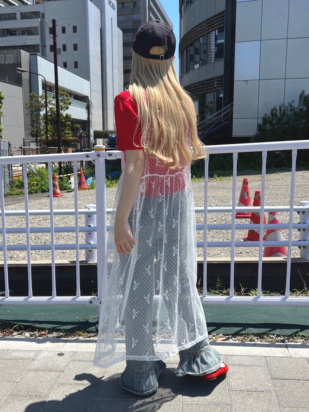 「レイヤードスタイル、キャップ、お出かけコーデ、大人かわいい、大人コーデ、トレンド、シンプルコーデ、ootd、キャミワンピ、大人ガーリー、大人カジュアル、レース、リボン、サマーニット、日焼け対策」｜「WCのリボンシアーロングキャミワンピース（ワンピース、ホワイト系）」を使った、wc_officialさん（レディース・160cm）の夏コーディネートの2枚目の写真