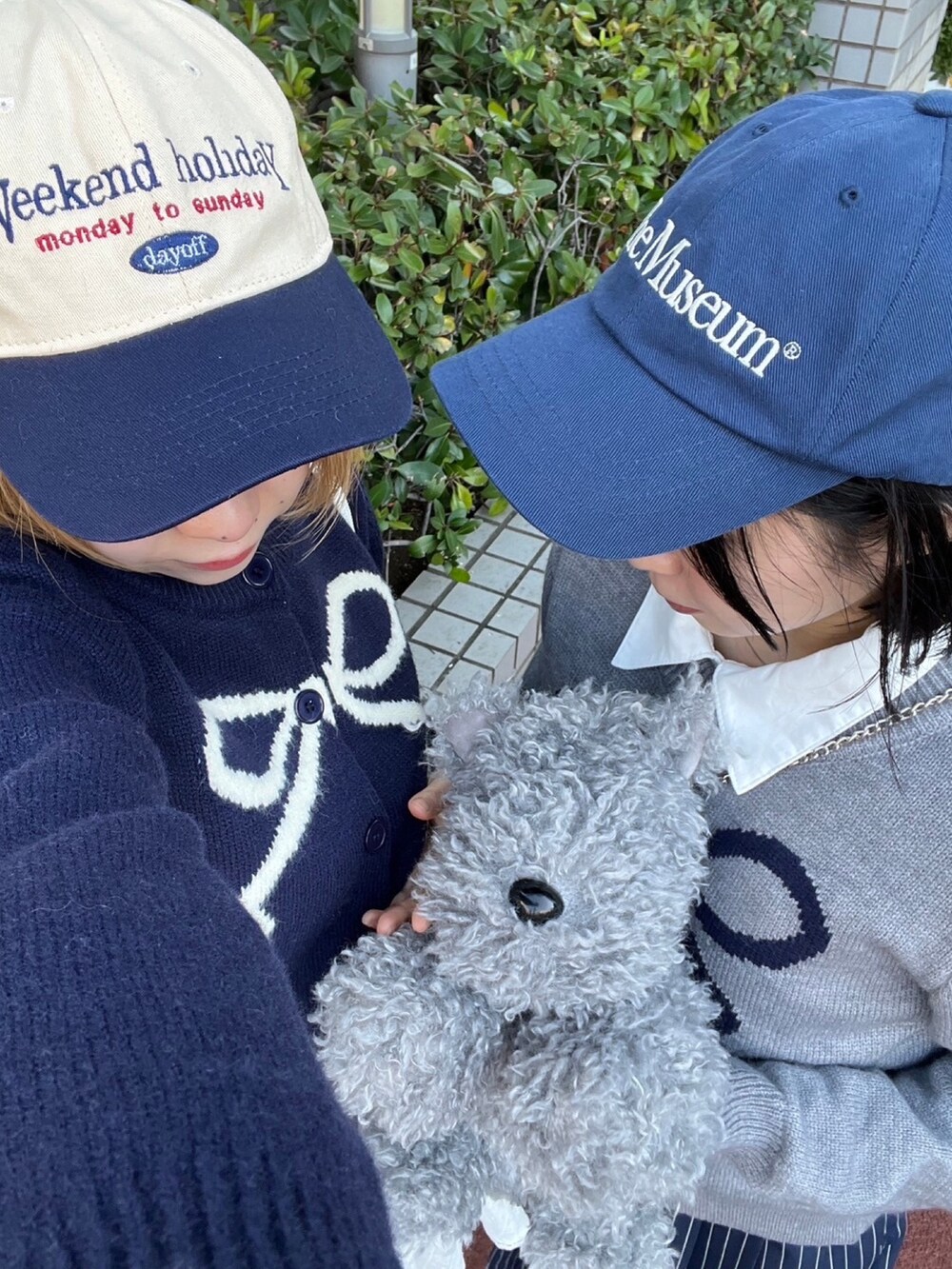 ホワイト系のスカート、ブルー系のスカート、グレー系のショルダーバッグを着用したレディースの冬コーディネートの2枚目の写真